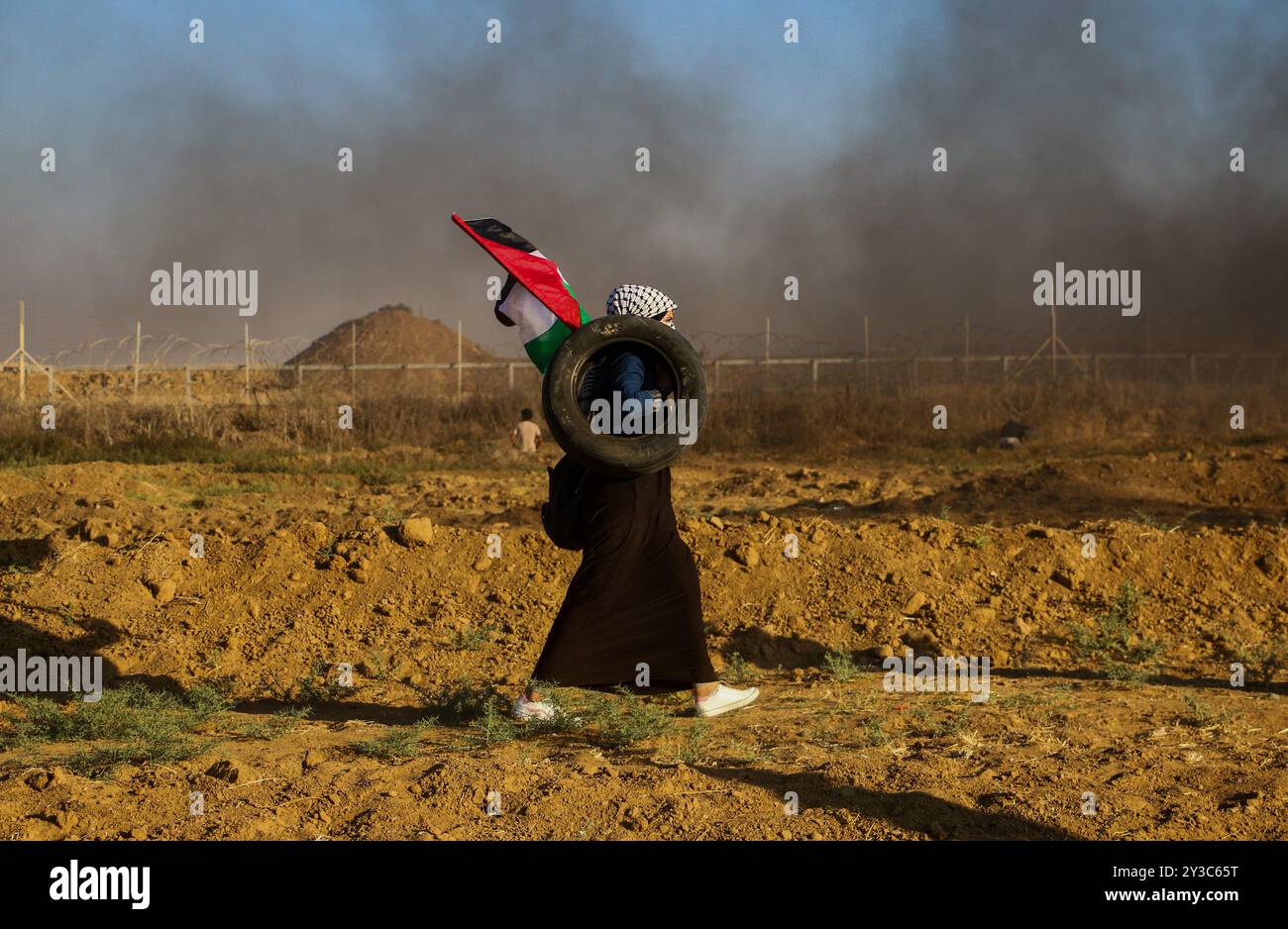 Dutzende palästinensische Demonstranten werden während der heutigen „Großen Marsch der Rückkehr“-Kundgebung durch israelische Live-Feuer und Tränengas während der Auseinandersetzungen entlang der Grenze zwischen Gaza und Israel östlich von Gaza-Stadt und in der Nähe des israelischen Außenpostens Nahal Oz verletzt. Nach Angaben des gesundheitsministeriums in Gaza wurden drei Palästinenser, darunter ein 12-jähriger Junge, Shadi Abed Elall, durch israelische Armeebeschüsse getötet, während über 200 Palästinenser bei den heutigen Protesten verletzt wurden, davon 120 durch israelische Feuer. Rund 13.000 Palästinenser, darunter viele Frauen und Kinder, demonstrierten heute am 26. Freitag in Folge an mehreren Orten Stockfoto