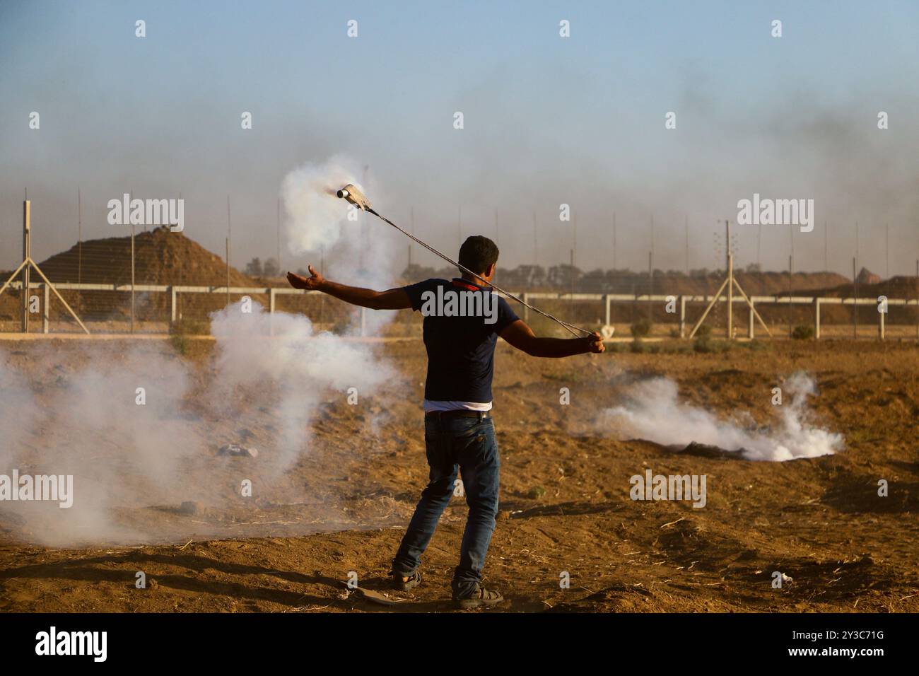 Dutzende palästinensische Demonstranten werden während der heutigen „Großen Marsch der Rückkehr“-Kundgebung durch israelische Live-Feuer und Tränengas während der Auseinandersetzungen entlang der Grenze zwischen Gaza und Israel östlich von Gaza-Stadt und in der Nähe des israelischen Außenpostens Nahal Oz verletzt. Nach Angaben des gesundheitsministeriums in Gaza wurden drei Palästinenser, darunter ein 12-jähriger Junge, Shadi Abed Elall, durch israelische Armeebeschüsse getötet, während über 200 Palästinenser bei den heutigen Protesten verletzt wurden, davon 120 durch israelische Feuer. Rund 13.000 Palästinenser, darunter viele Frauen und Kinder, demonstrierten heute am 26. Freitag in Folge an mehreren Orten Stockfoto