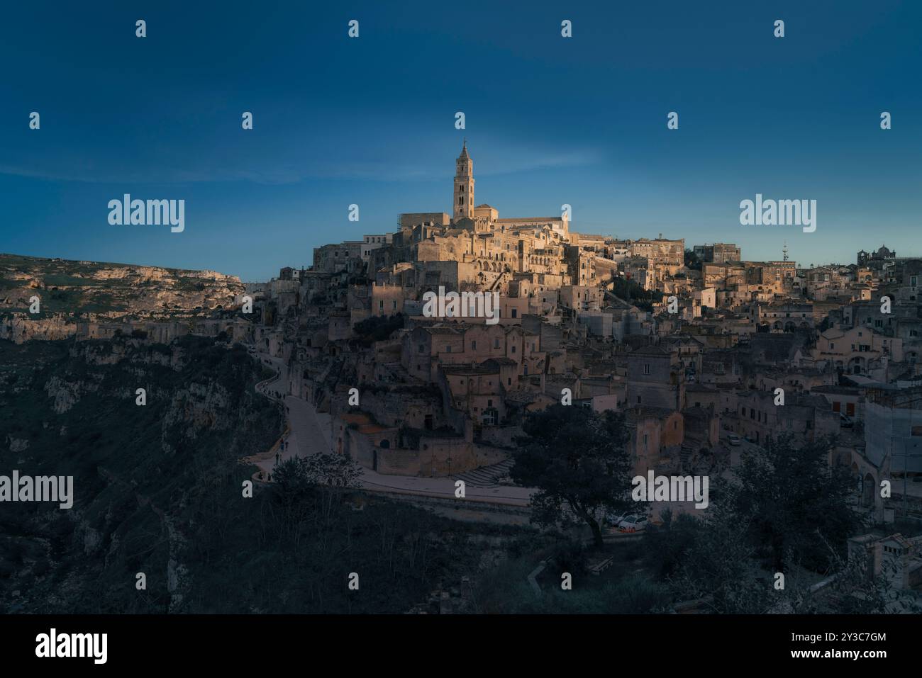 Ein wunderschöner Abend über der Sassi von Matera, UNESCO-Weltkulturerbe. Region Basilicata, Italien. Stockfoto