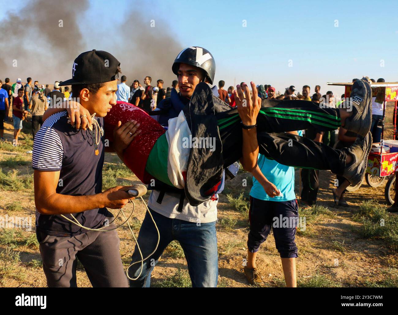 Dutzende palästinensische Demonstranten werden während der heutigen „Großen Marsch der Rückkehr“-Kundgebung durch israelische Live-Feuer und Tränengas während der Auseinandersetzungen entlang der Grenze zwischen Gaza und Israel östlich von Gaza-Stadt und in der Nähe des israelischen Außenpostens Nahal Oz verletzt. Nach Angaben des gesundheitsministeriums in Gaza wurden drei Palästinenser, darunter ein 12-jähriger Junge, Shadi Abed Elall, durch israelische Armeebeschüsse getötet, während über 200 Palästinenser bei den heutigen Protesten verletzt wurden, davon 120 durch israelische Feuer. Rund 13.000 Palästinenser, darunter viele Frauen und Kinder, demonstrierten heute am 26. Freitag in Folge an mehreren Orten Stockfoto