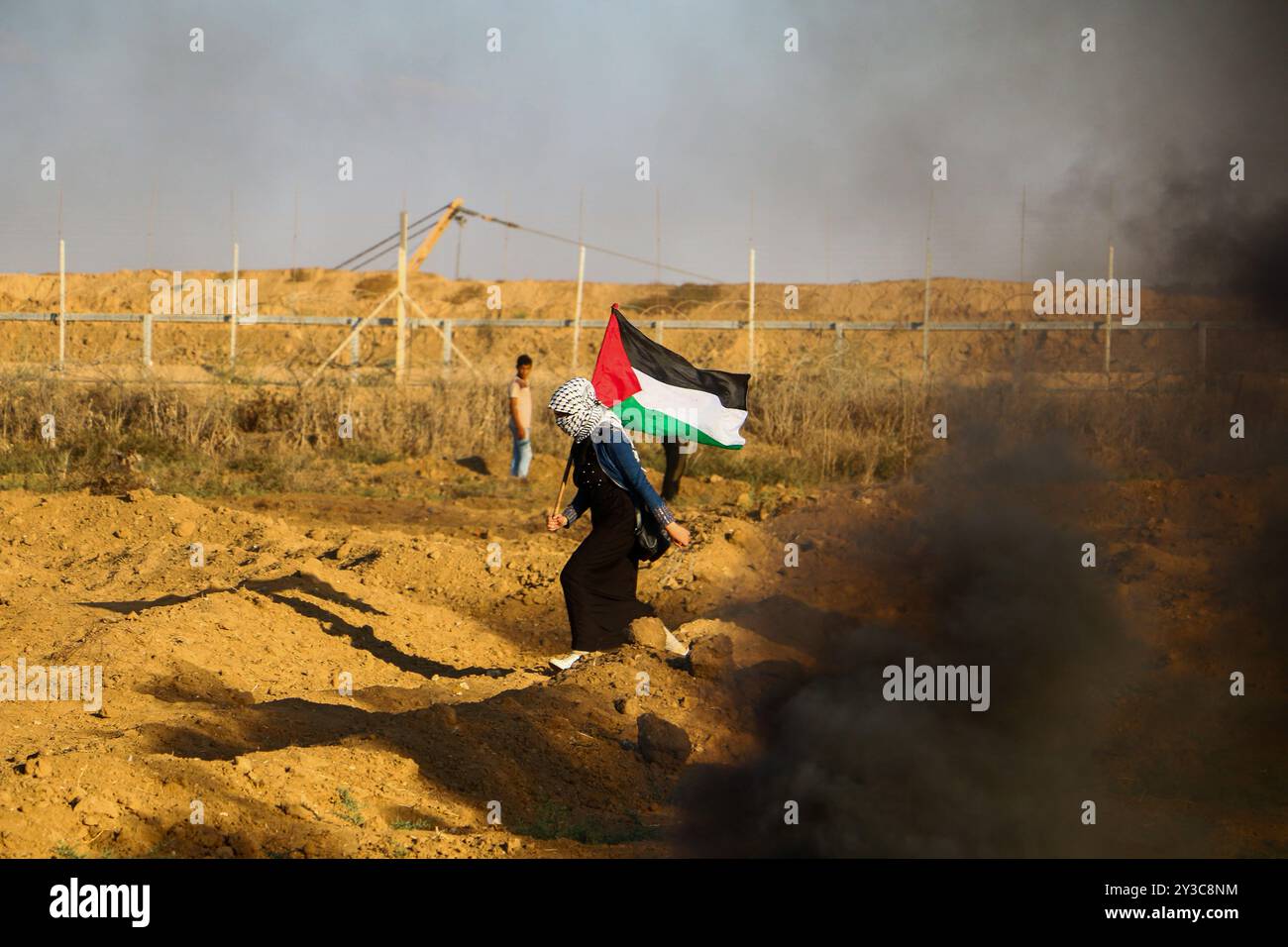 Dutzende palästinensische Demonstranten werden während der heutigen „Großen Marsch der Rückkehr“-Kundgebung durch israelische Live-Feuer und Tränengas während der Auseinandersetzungen entlang der Grenze zwischen Gaza und Israel östlich von Gaza-Stadt und in der Nähe des israelischen Außenpostens Nahal Oz verletzt. Nach Angaben des gesundheitsministeriums in Gaza wurden drei Palästinenser, darunter ein 12-jähriger Junge, Shadi Abed Elall, durch israelische Armeebeschüsse getötet, während über 200 Palästinenser bei den heutigen Protesten verletzt wurden, davon 120 durch israelische Feuer. Rund 13.000 Palästinenser, darunter viele Frauen und Kinder, demonstrierten heute am 26. Freitag in Folge an mehreren Orten Stockfoto