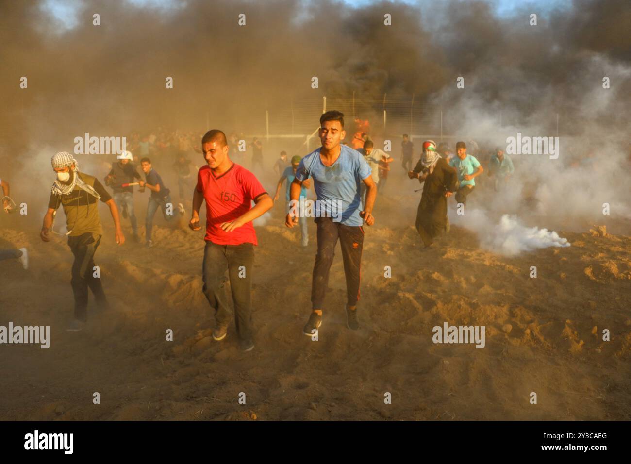 Dutzende palästinensische Demonstranten werden während der heutigen „Großen Marsch der Rückkehr“-Kundgebung durch israelische Live-Feuer und Tränengas während der Auseinandersetzungen entlang der Grenze zwischen Gaza und Israel östlich von Gaza-Stadt und in der Nähe des israelischen Außenpostens Nahal Oz verletzt. Nach Angaben des gesundheitsministeriums in Gaza wurden drei Palästinenser, darunter ein 12-jähriger Junge, Shadi Abed Elall, durch israelische Armeebeschüsse getötet, während über 200 Palästinenser bei den heutigen Protesten verletzt wurden, davon 120 durch israelische Feuer. Rund 13.000 Palästinenser, darunter viele Frauen und Kinder, demonstrierten heute am 26. Freitag in Folge an mehreren Orten Stockfoto