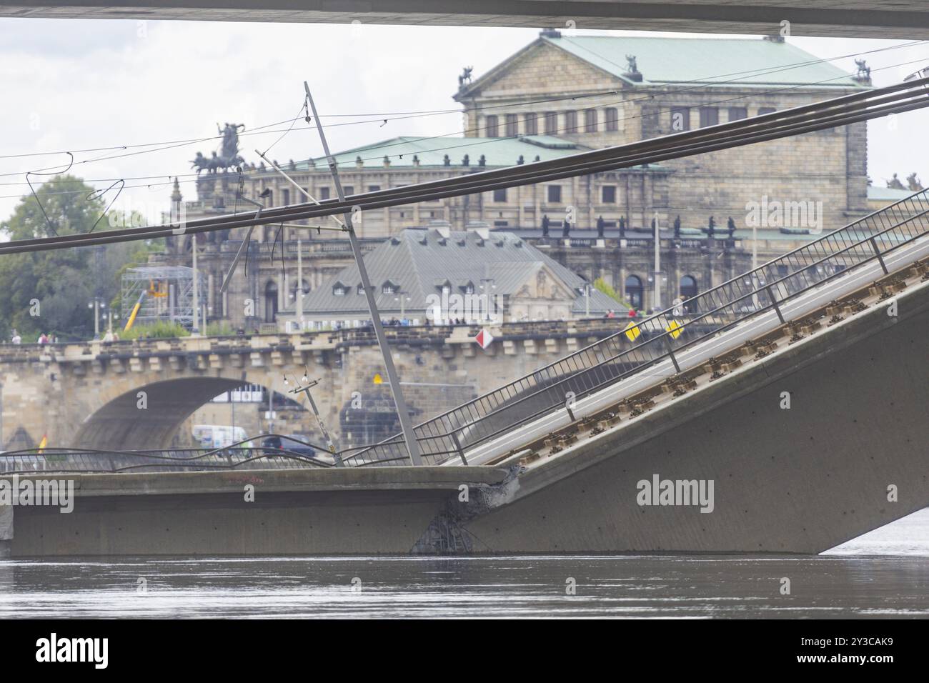 In den frühen Morgenstunden stürzte ein Abschnitt der Carola-Brücke aus unbekannten Gründen ein. Auf einer Länge von rund 100 Metern ist der Abschnitt auf wh Stockfoto