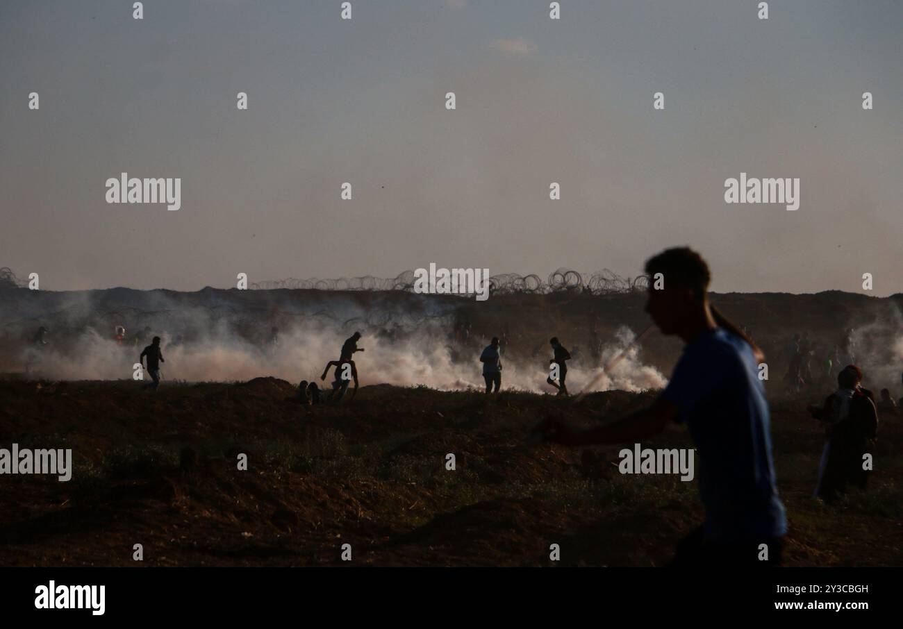 Dutzende palästinensische Demonstranten werden während der heutigen „Großen Marsch der Rückkehr“-Kundgebung durch israelische Live-Feuer und Tränengas während der Auseinandersetzungen entlang der Grenze zwischen Gaza und Israel östlich von Gaza-Stadt und in der Nähe des israelischen Außenpostens Nahal Oz verletzt. Nach Angaben des gesundheitsministeriums in Gaza wurden drei Palästinenser, darunter ein 12-jähriger Junge, Shadi Abed Elall, durch israelische Armeebeschüsse getötet, während über 200 Palästinenser bei den heutigen Protesten verletzt wurden, davon 120 durch israelische Feuer. Rund 13.000 Palästinenser, darunter viele Frauen und Kinder, demonstrierten heute am 26. Freitag in Folge an mehreren Orten Stockfoto