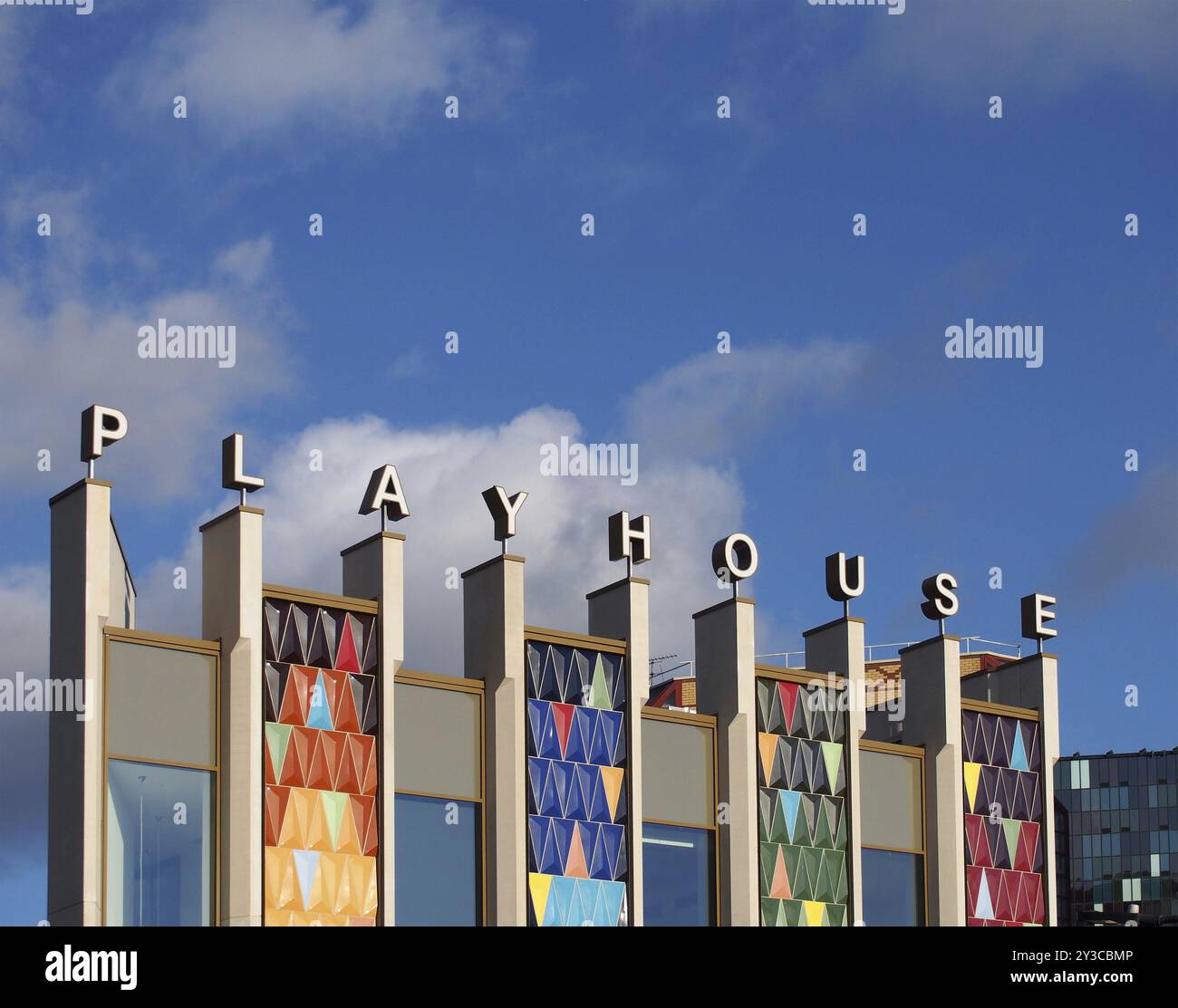 Leeds, West Yorkshire, Vereinigtes Königreich, 22. Februar 2020: Die farbenfrohe Fassade des neuen West yorkshire Playhouse Theatre Building gegen a b Stockfoto