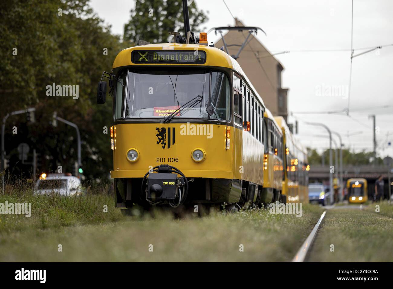 Nach dem Einsturz von Teilen der Carola-Brücke in Dresden sind auch die Straßenbahnlinien 3 und 7, die über ihr fahren, eingeschränkt. Hier wird eine Straßenbahn gezogen Stockfoto