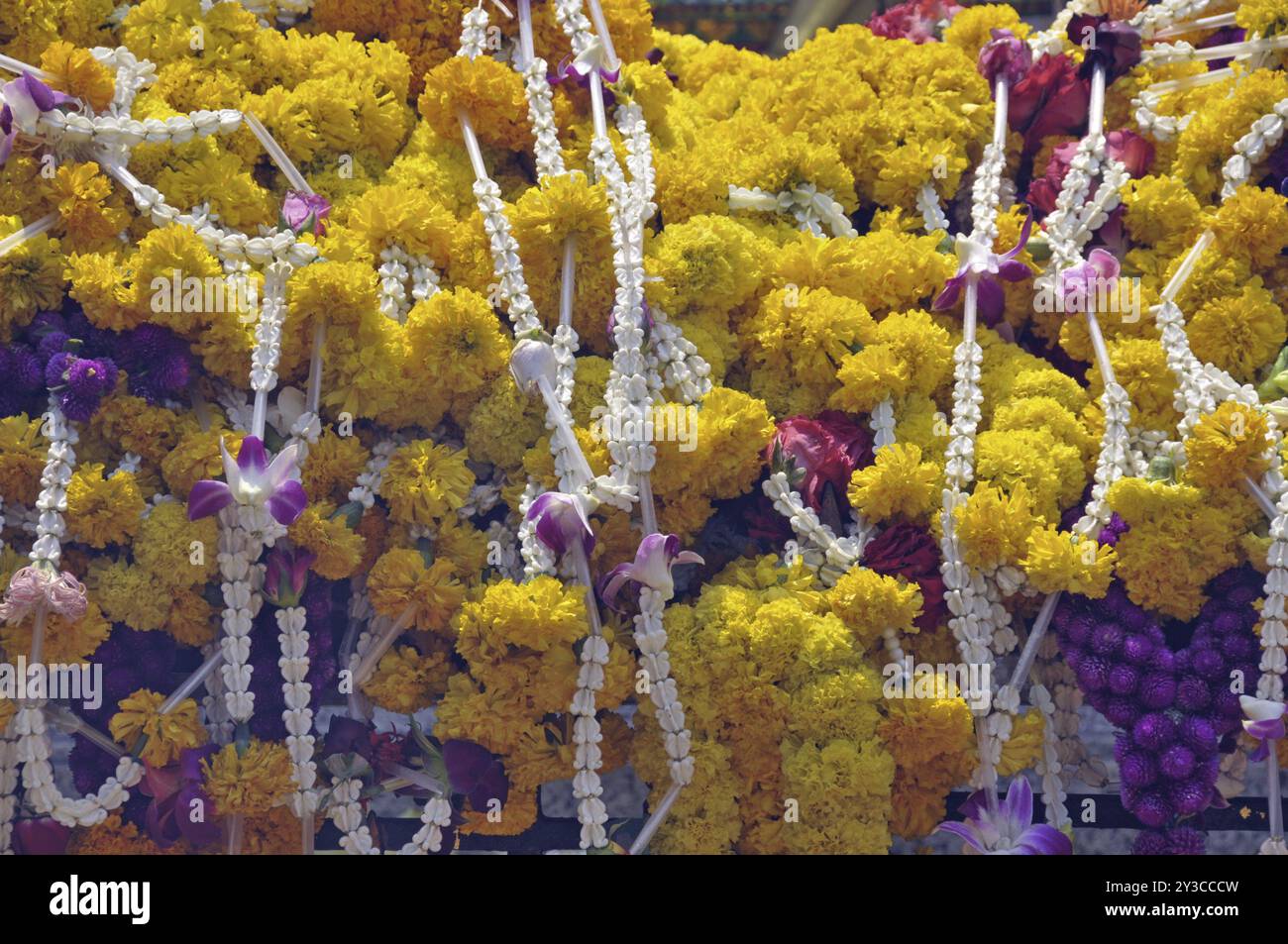 Blumengirlanden als Opfergabe, Erawan-Schrein, Bangkok, Thailand, Asien Stockfoto