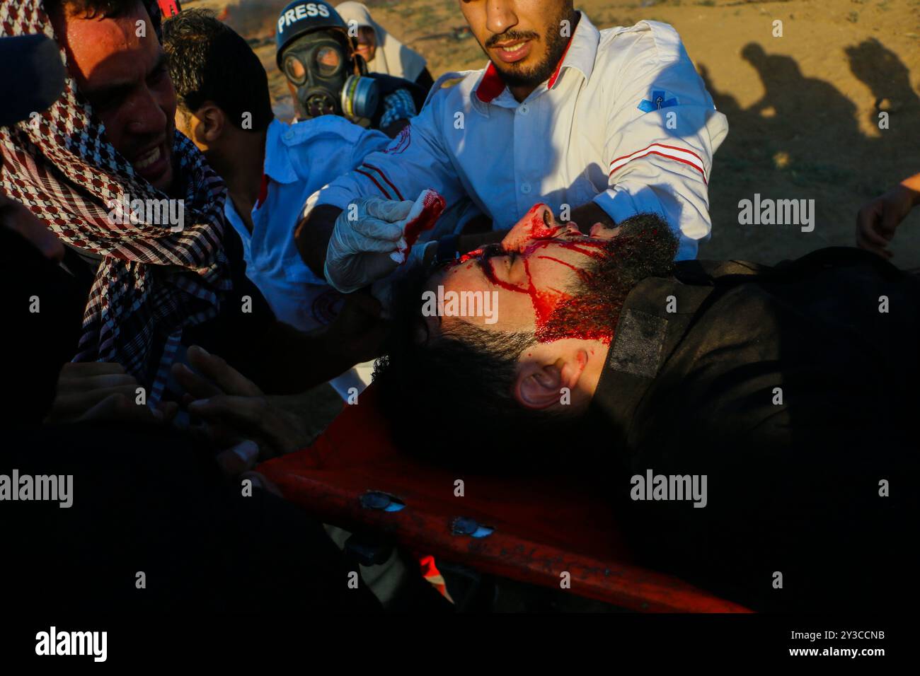 Dutzende palästinensische Demonstranten werden während der heutigen „Großen Marsch der Rückkehr“-Kundgebung durch israelische Live-Feuer und Tränengas während der Auseinandersetzungen entlang der Grenze zwischen Gaza und Israel östlich von Gaza-Stadt und in der Nähe des israelischen Außenpostens Nahal Oz verletzt. Nach Angaben des gesundheitsministeriums in Gaza wurden drei Palästinenser, darunter ein 12-jähriger Junge, Shadi Abed Elall, durch israelische Armeebeschüsse getötet, während über 200 Palästinenser bei den heutigen Protesten verletzt wurden, davon 120 durch israelische Feuer. Rund 13.000 Palästinenser, darunter viele Frauen und Kinder, demonstrierten heute am 26. Freitag in Folge an mehreren Orten Stockfoto