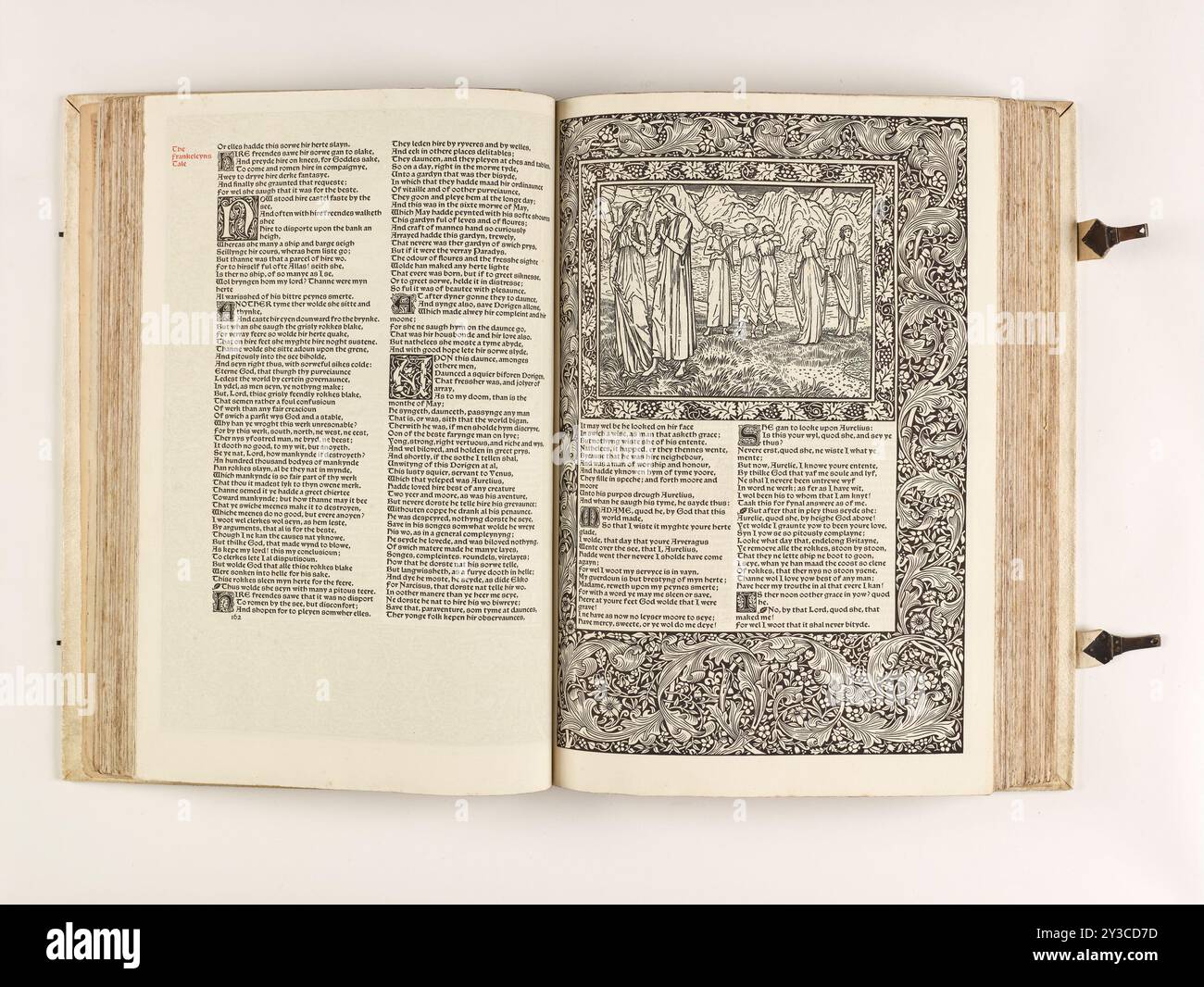 The Kelmscott Chaucer – die Werke von Geoffrey Chaucer, jetzt neu eingeprägt, 1896. Die präraffaelistischen Künstler Edward Burne-Jones und William Morris teilten eine Liebe zu mittelalterlichen Büchern und Gedichten. Sie arbeiteten an The Kelmscott Chaucer zusammen, einem Band, der die Schriften des englischen Dichters Geoffrey Chaucer (1343–1400) enthält und von vielen als das schönste Buch angesehen wird, das jemals gedruckt wurde. Illustrator: Sir Edward Burne-Jones; Assistent: Douglas Cockerell; Herausgeber: Kelmscott Press; Designer: William Morris; Buchbinder: TJ Cobden-Sanderson; Assistent: R Catterson-Smith; Fotograf: Sir Emery Walker Stockfoto