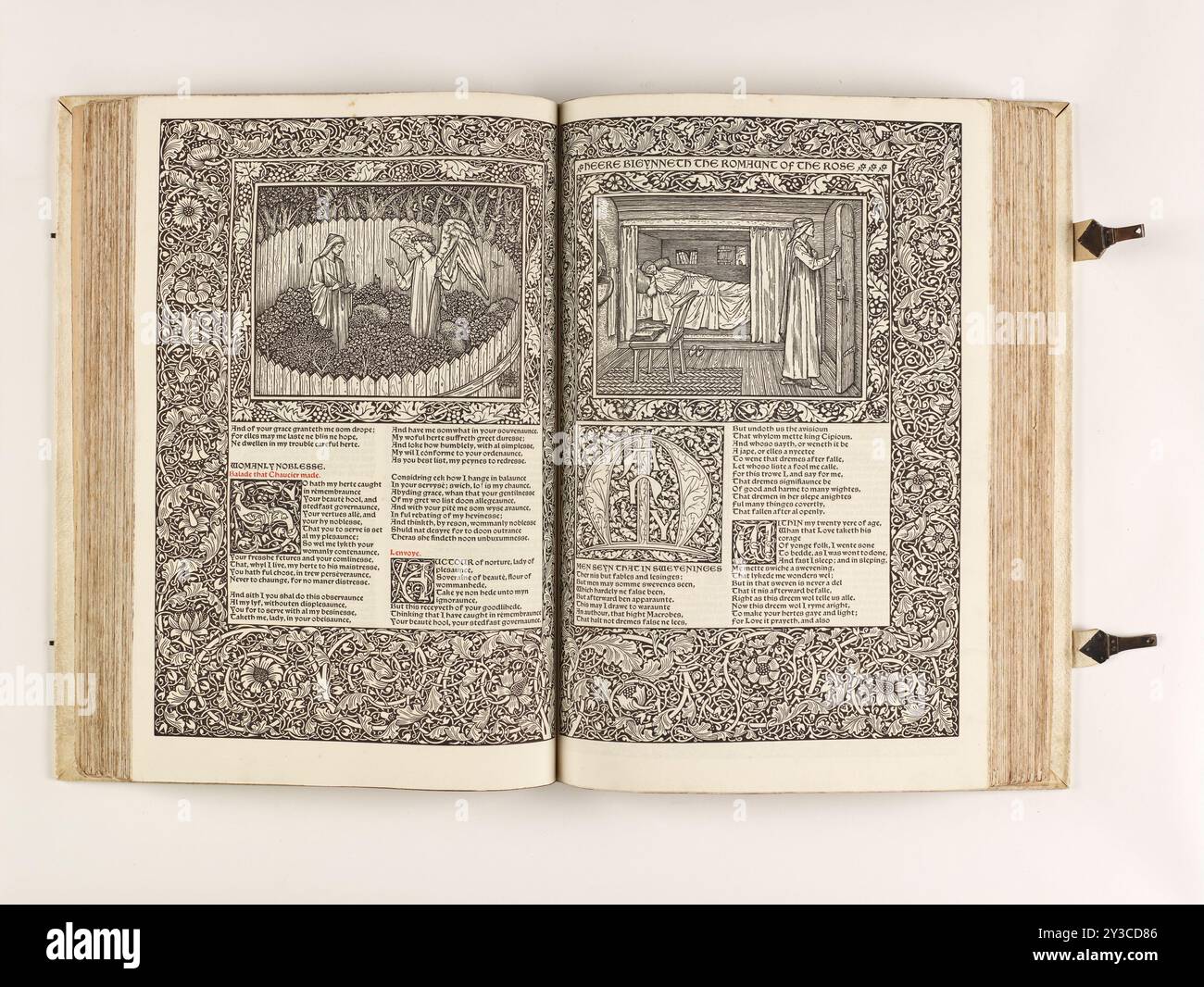 The Kelmscott Chaucer – die Werke von Geoffrey Chaucer, jetzt neu eingeprägt, 1896. Die präraffaelistischen Künstler Edward Burne-Jones und William Morris teilten eine Liebe zu mittelalterlichen Büchern und Gedichten. Sie arbeiteten an The Kelmscott Chaucer zusammen, einem Band, der die Schriften des englischen Dichters Geoffrey Chaucer (1343–1400) enthält und von vielen als das schönste Buch angesehen wird, das jemals gedruckt wurde. Illustrator: Sir Edward Burne-Jones; Assistent: Douglas Cockerell; Herausgeber: Kelmscott Press; Designer: William Morris; Buchbinder: TJ Cobden-Sanderson; Assistent: R Catterson-Smith; Fotograf: Sir Emery Walker Stockfoto