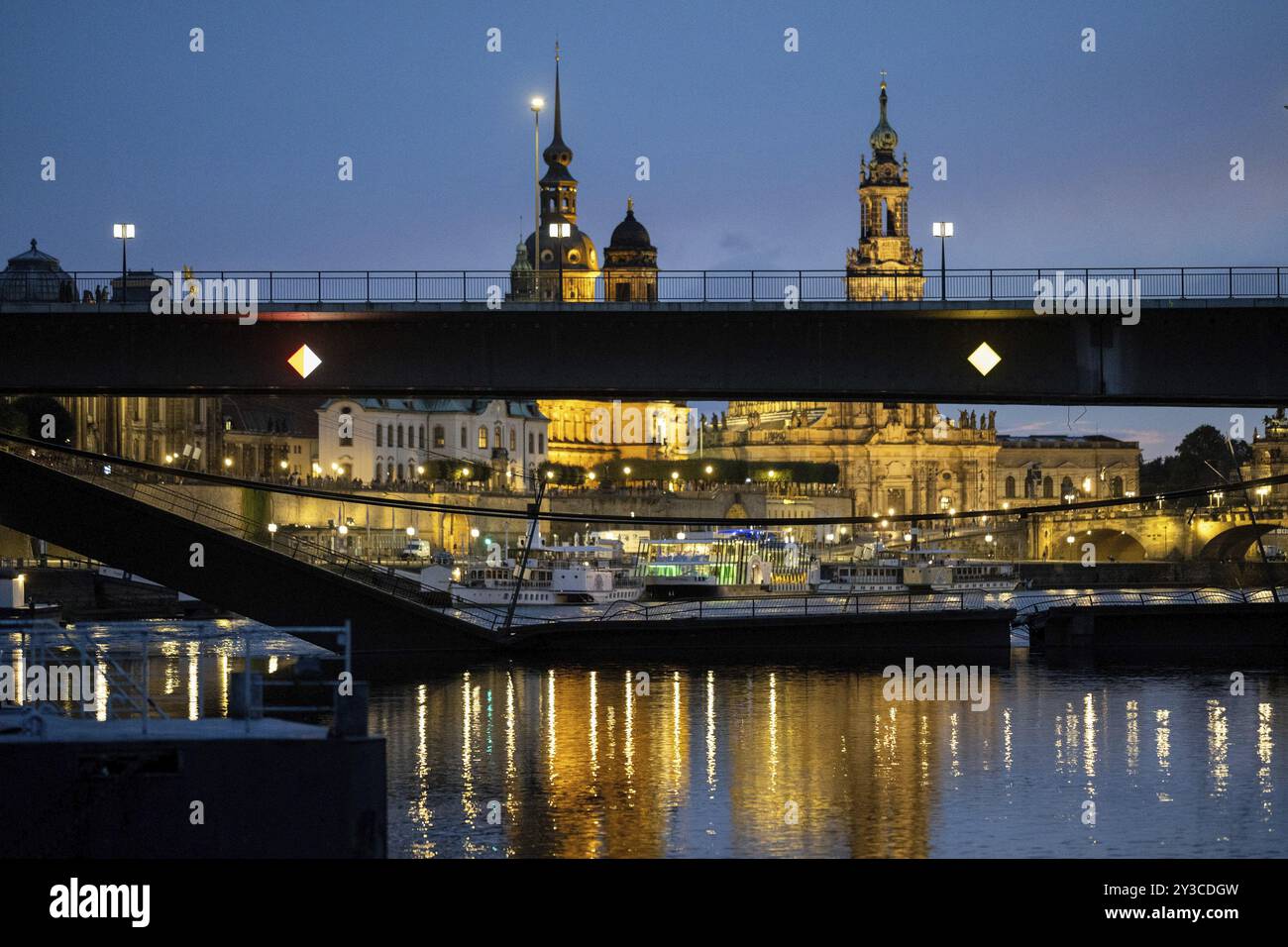 Teileinsturz der Carola-Brücke in Dresden mit Marienkirche und Semperoper im Hintergrund, 11/09/2024 Stockfoto