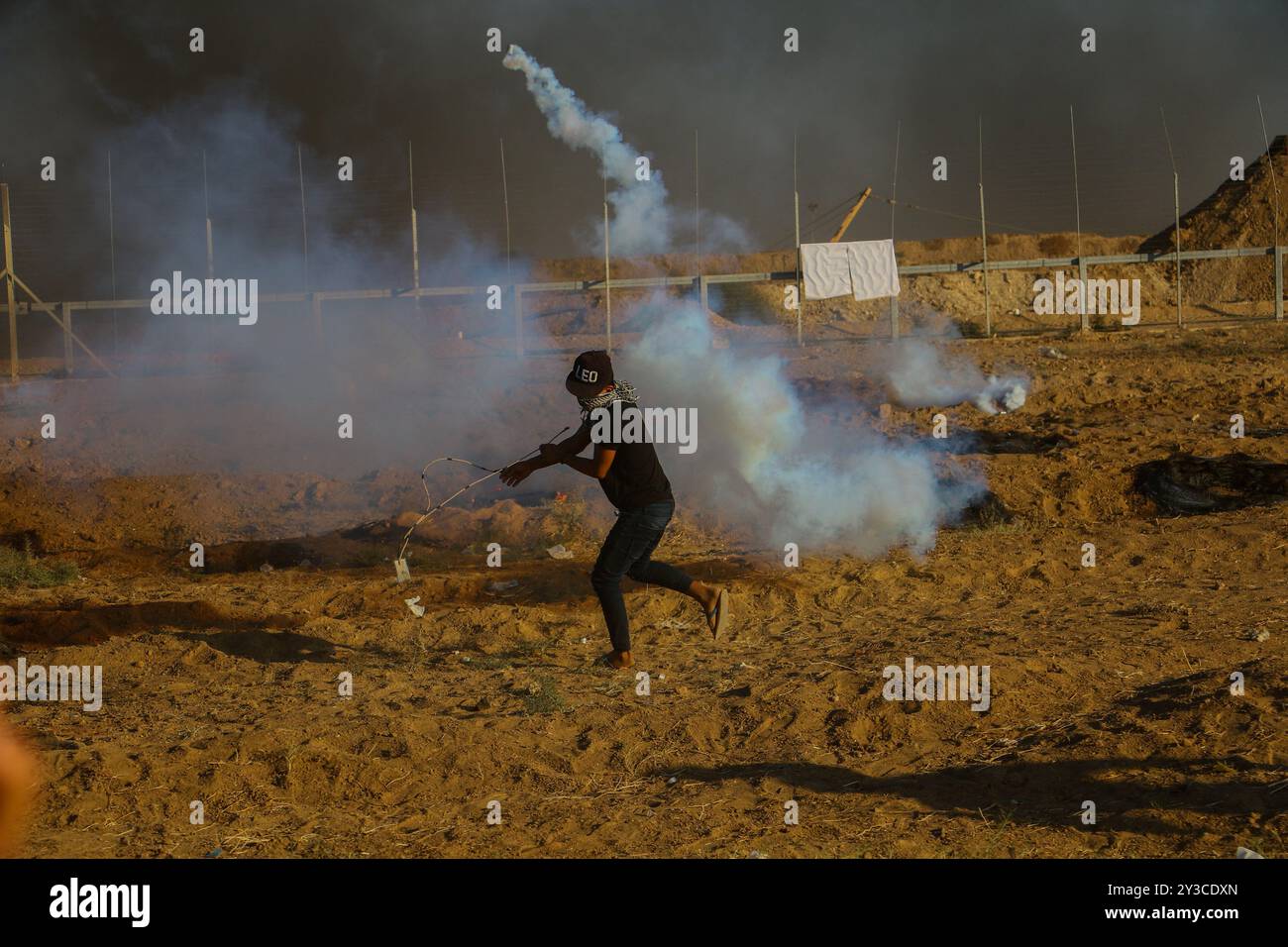 Dutzende palästinensische Demonstranten werden während der heutigen „Großen Marsch der Rückkehr“-Kundgebung durch israelische Live-Feuer und Tränengas während der Auseinandersetzungen entlang der Grenze zwischen Gaza und Israel östlich von Gaza-Stadt und in der Nähe des israelischen Außenpostens Nahal Oz verletzt. Nach Angaben des gesundheitsministeriums in Gaza wurden drei Palästinenser, darunter ein 12-jähriger Junge, Shadi Abed Elall, durch israelische Armeebeschüsse getötet, während über 200 Palästinenser bei den heutigen Protesten verletzt wurden, davon 120 durch israelische Feuer. Rund 13.000 Palästinenser, darunter viele Frauen und Kinder, demonstrierten heute am 26. Freitag in Folge an mehreren Orten Stockfoto