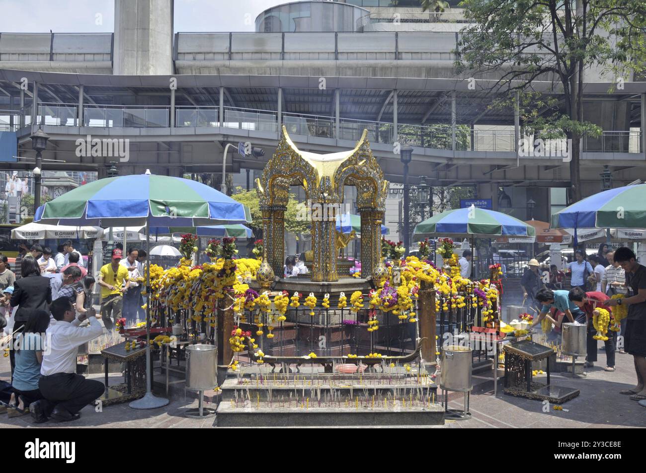 Skytrain-Gleise und Erawan-Schrein, Radchadamri Road, Bangkok, Thailand, Asien Stockfoto