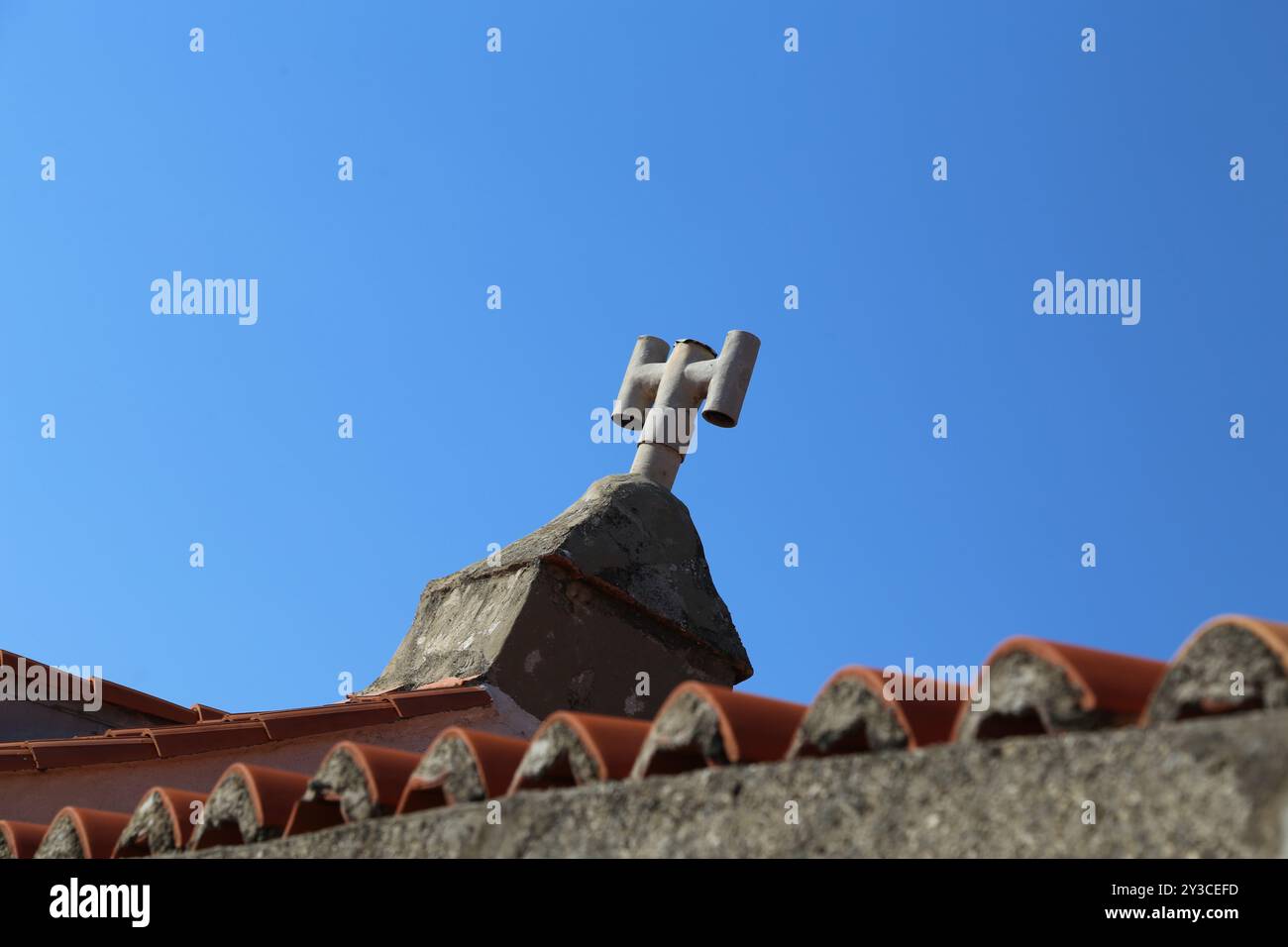 Dubrovnik, Kroatien, Architektur Altstadt, gekacheltes Dach eines Hauses, altes Steingebäude mit einer dreieckigen Fassade, Blick von oben, Reiseziele, blauer Himmel Stockfoto