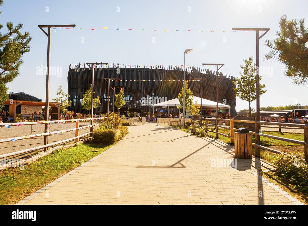 SHOWPALAST Muenchen, 1700 Sitzplätze, größter Neubau Münchens seit 100 Jahren, komplett privat finanzierte Bühne für Shows mit Reitsport A Stockfoto