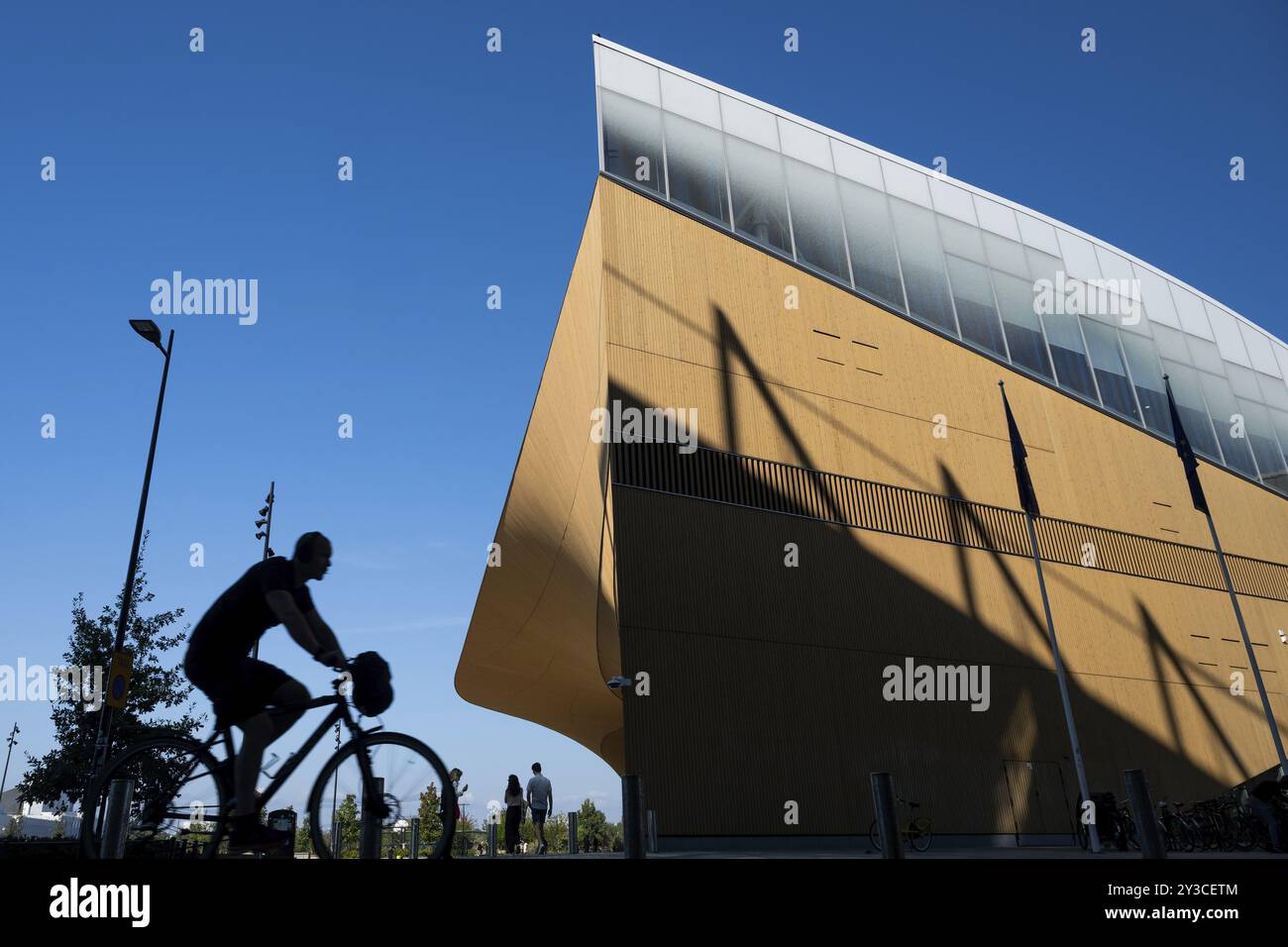 Radfahrer, Oodi Zentralbibliothek und Kulturzentrum, Entwurf von ALA Architects, Helsinki, Finnland, Europa Stockfoto