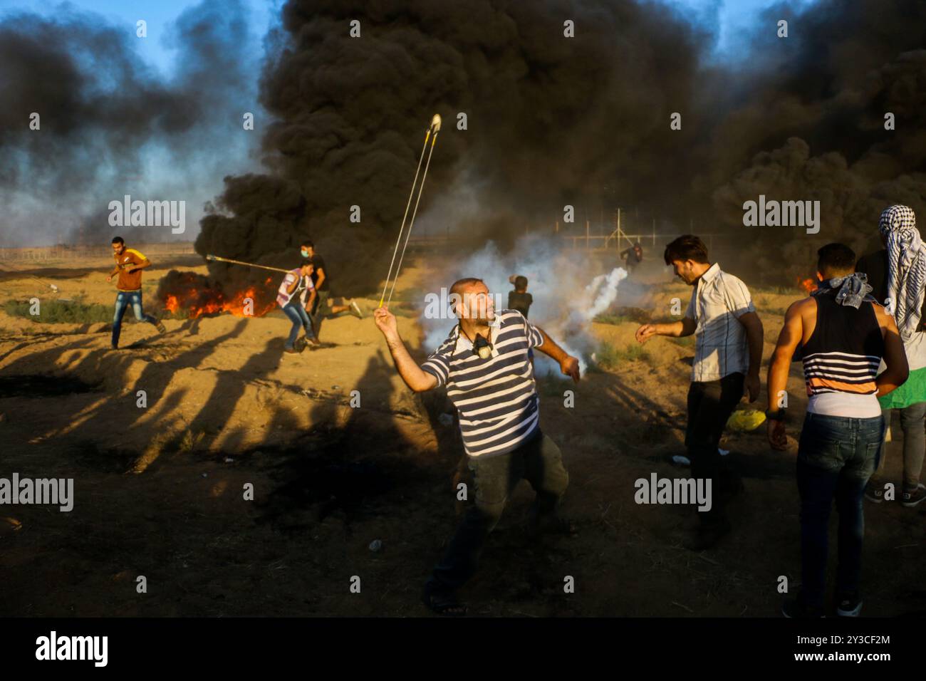 Dutzende palästinensische Demonstranten werden während der heutigen „Großen Marsch der Rückkehr“-Kundgebung durch israelische Live-Feuer und Tränengas während der Auseinandersetzungen entlang der Grenze zwischen Gaza und Israel östlich von Gaza-Stadt und in der Nähe des israelischen Außenpostens Nahal Oz verletzt. Nach Angaben des gesundheitsministeriums in Gaza wurden drei Palästinenser, darunter ein 12-jähriger Junge, Shadi Abed Elall, durch israelische Armeebeschüsse getötet, während über 200 Palästinenser bei den heutigen Protesten verletzt wurden, davon 120 durch israelische Feuer. Rund 13.000 Palästinenser, darunter viele Frauen und Kinder, demonstrierten heute am 26. Freitag in Folge an mehreren Orten Stockfoto