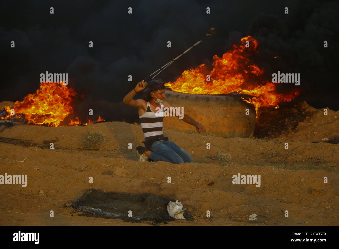 Dutzende palästinensische Demonstranten werden während der heutigen „Großen Marsch der Rückkehr“-Kundgebung durch israelische Live-Feuer und Tränengas während der Auseinandersetzungen entlang der Grenze zwischen Gaza und Israel östlich von Gaza-Stadt und in der Nähe des israelischen Außenpostens Nahal Oz verletzt. Nach Angaben des gesundheitsministeriums in Gaza wurden drei Palästinenser, darunter ein 12-jähriger Junge, Shadi Abed Elall, durch israelische Armeebeschüsse getötet, während über 200 Palästinenser bei den heutigen Protesten verletzt wurden, davon 120 durch israelische Feuer. Rund 13.000 Palästinenser, darunter viele Frauen und Kinder, demonstrierten heute am 26. Freitag in Folge an mehreren Orten Stockfoto