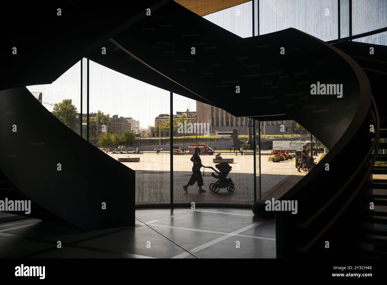Blick vom Erdgeschoss auf den Außenbereich, Oodi Central Library and Cultural Centre, entworfen von ALA Architects, Helsinki, Finnland, Europa Stockfoto