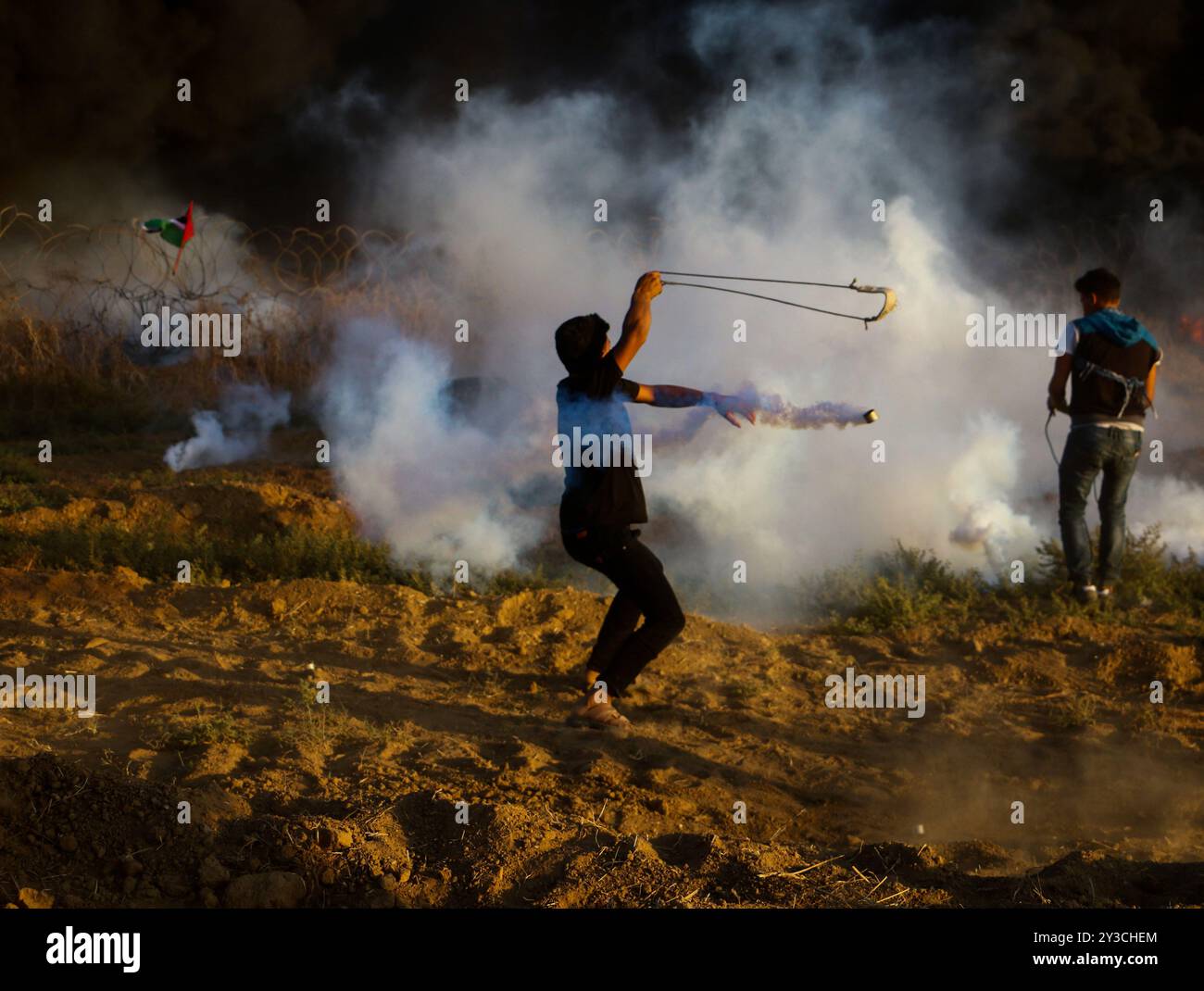 Dutzende palästinensische Demonstranten werden während der heutigen „Großen Marsch der Rückkehr“-Kundgebung durch israelische Live-Feuer und Tränengas während der Auseinandersetzungen entlang der Grenze zwischen Gaza und Israel östlich von Gaza-Stadt und in der Nähe des israelischen Außenpostens Nahal Oz verletzt. Nach Angaben des gesundheitsministeriums in Gaza wurden drei Palästinenser, darunter ein 12-jähriger Junge, Shadi Abed Elall, durch israelische Armeebeschüsse getötet, während über 200 Palästinenser bei den heutigen Protesten verletzt wurden, davon 120 durch israelische Feuer. Rund 13.000 Palästinenser, darunter viele Frauen und Kinder, demonstrierten heute am 26. Freitag in Folge an mehreren Orten Stockfoto