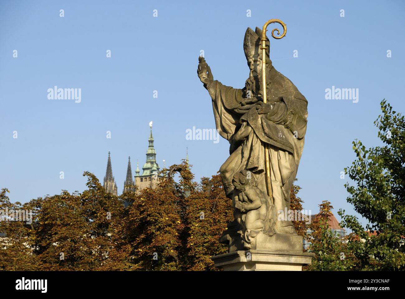 St. Augustine von Jan Bedrich Kohl auf der Karlsbrücke, Prag Stockfoto