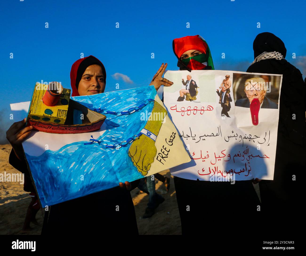 Bei einem Protest in der Nähe von Zakim im Westen von Beit Lahiya im nördlichen Gazastreifen, der die Aufhebung der israelischen Blockade in Gaza fordert, werden viele Palästinenser verletzt. Palästinenser demonstrierten in einem Versuch, die israelische Blockade auf Gaza zu brechen, und sie protestierten auch gegen Trumps Anerkennung Jerusalems als Hauptstadt Israels. In den letzten 11 Jahren war der Gazastreifen unter einer schwächenden israelischen Blockade, die die Wirtschaft der Küstenenklave ernsthaft beeinträchtigt und eine humanitäre Krise für ihre zwei Millionen Einwohner verursacht hat Stockfoto