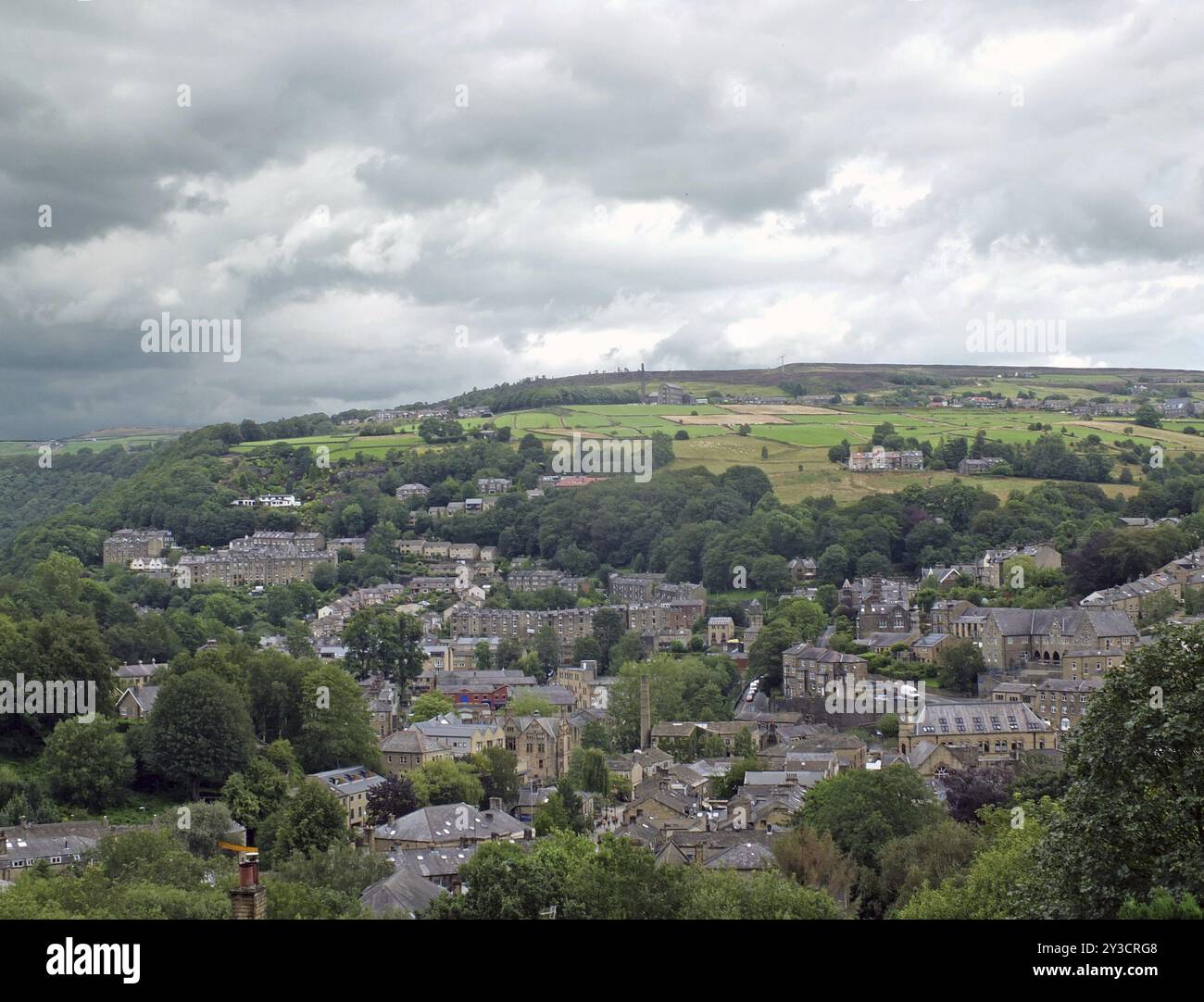 Ein Blick aus der Vogelperspektive auf die Stadt hebden Bridge in West yorkshire, umgeben von pennine Hills und Feldern Stockfoto