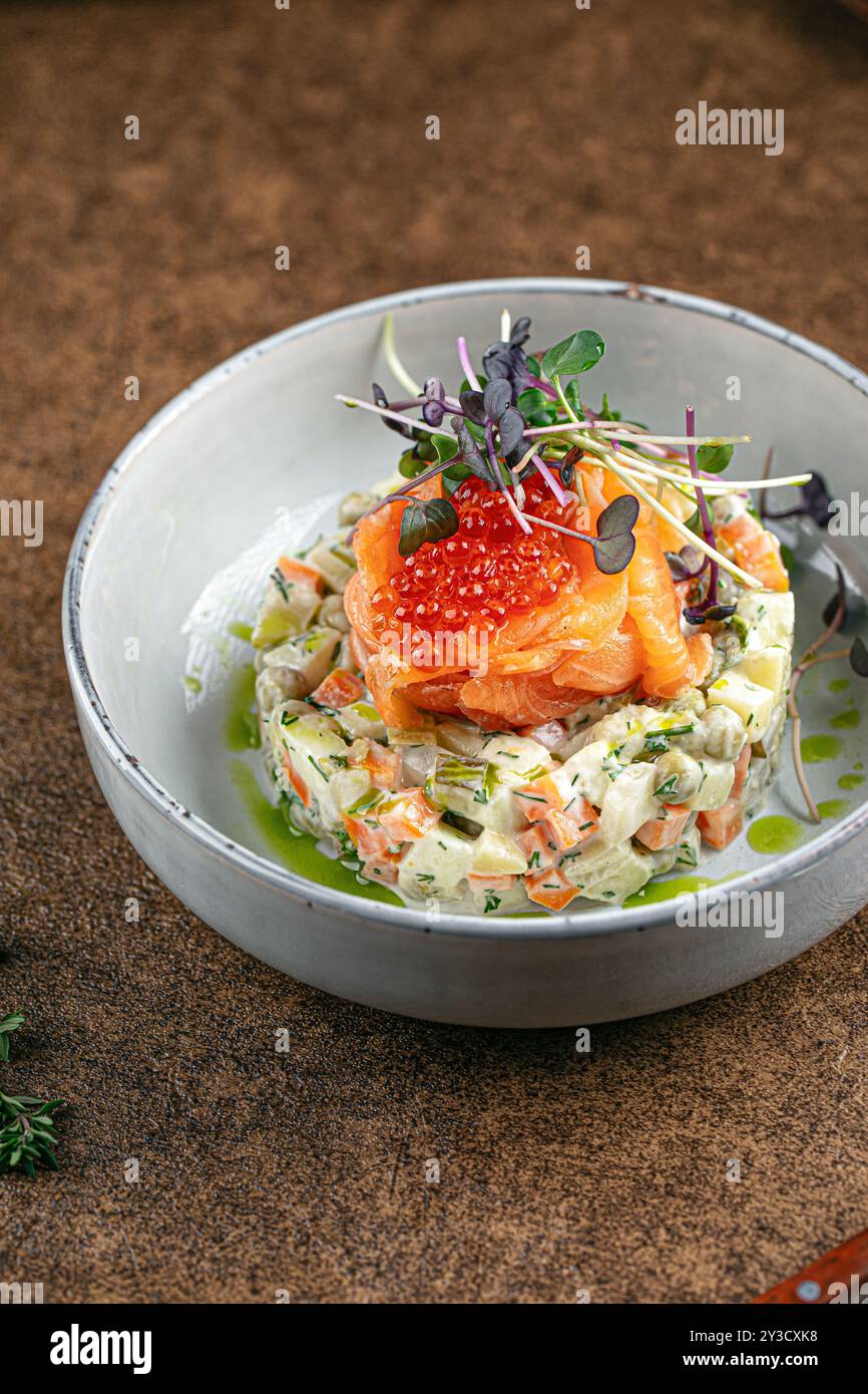 Gourmet-olivier-Salat mit rotem Kaviar Stockfoto