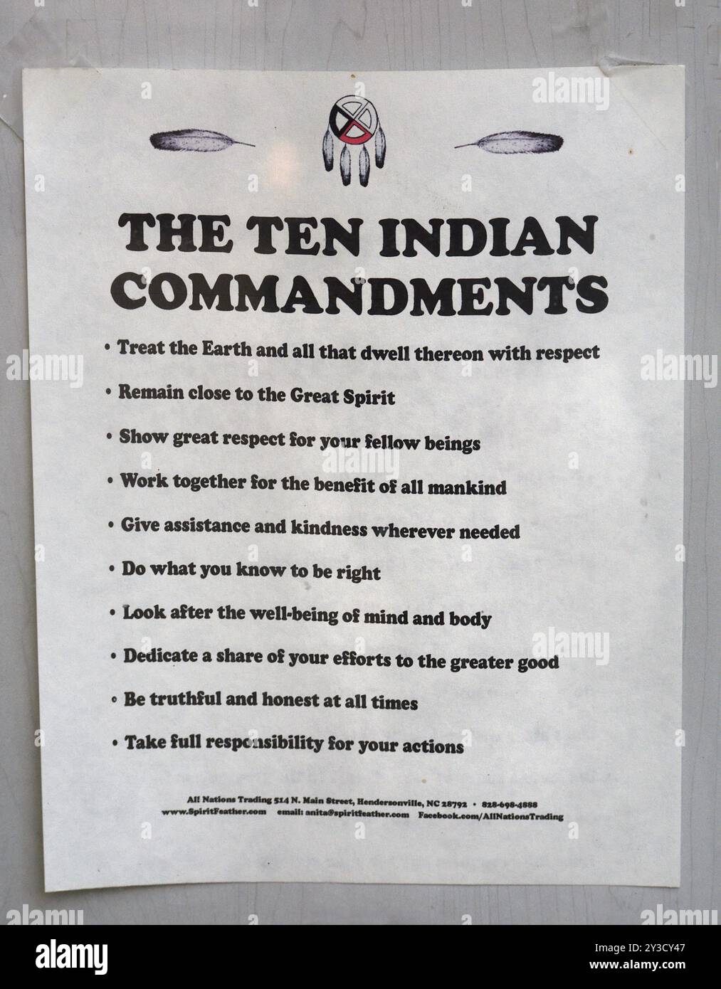 Eine Kopie von „The Ten Indian Commandments“ wurde in Hendersonville, North Carolina, verkauft, wo Kunstwerke und Kunsthandwerk der Ureinwohner verkauft werden. Stockfoto