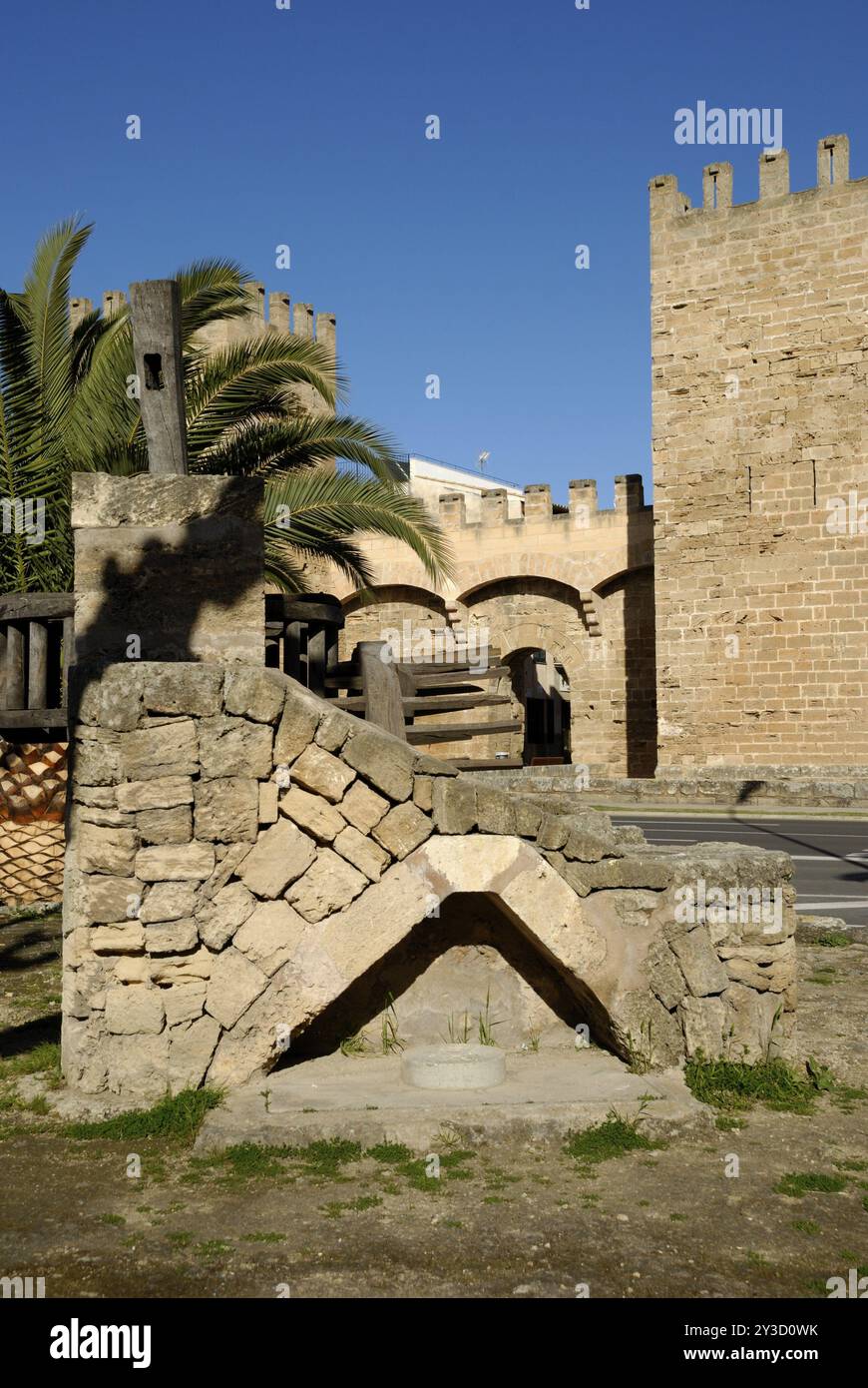 Mühle vor der Porta de Mallorca o de Sant Sebastia, Alcudia, Mallorca, Spanien, Europa Stockfoto