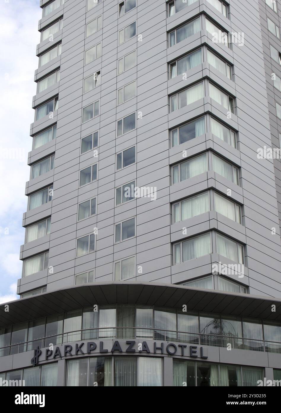 Leeds, West yorkshire, 19. Juni 2021: Blick auf das Park plaza Hotel in Leeds, einem hohen, modernen Gebäude auf dem Stadtplatz Stockfoto