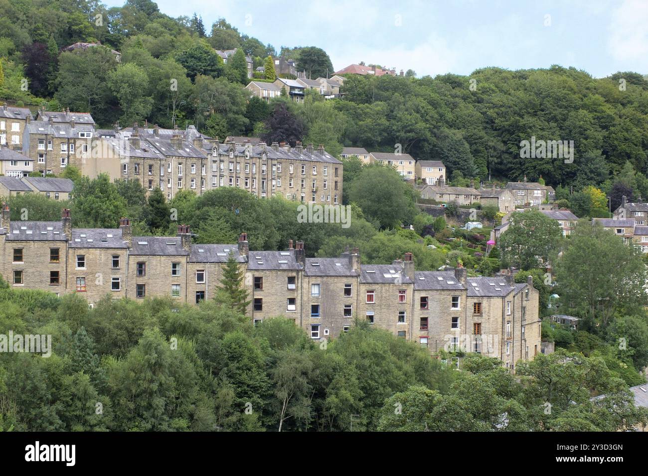 Malerischer Blick auf Reihen typischer hoher Steinhäuser zwischen Hügeln in hebden Bridge West yorkshire Stockfoto