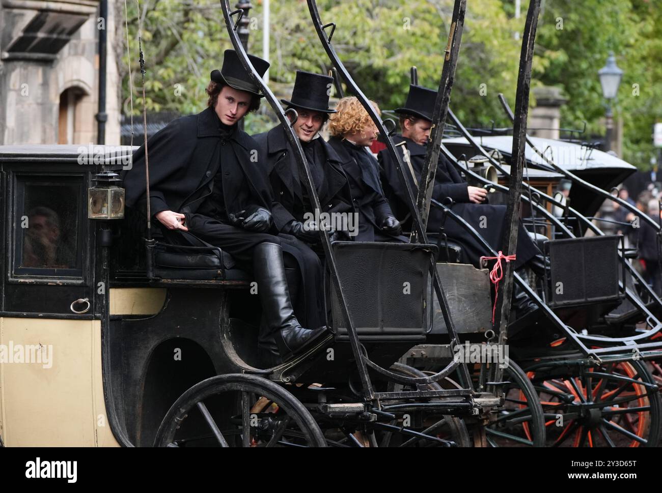 Während der Dreharbeiten von Guillermo del Toros Frankenstein in Edinburgh werden am Set Extras gecastet. Bilddatum: Freitag, 13. September 2024. Stockfoto