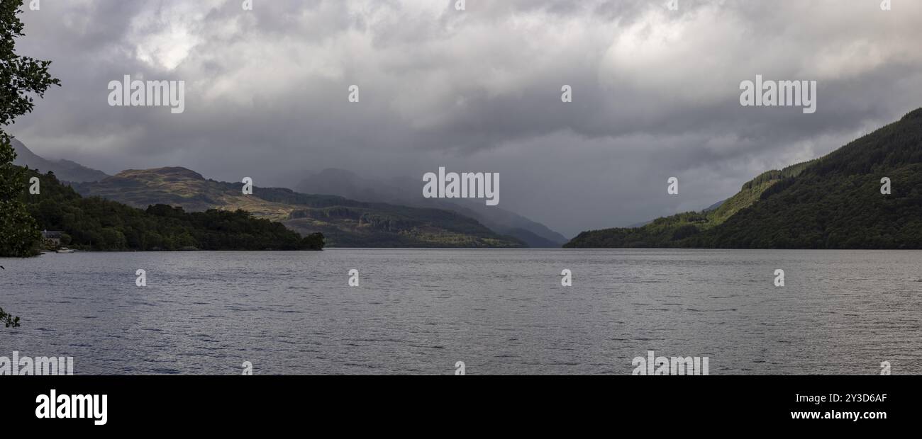 Regnerisches Wetter im Anzug, Panoramablick auf Loch Lomond, Firkin Point, Loch Lomond und den Trossachs National Park, Schottland, Großbritannien Stockfoto