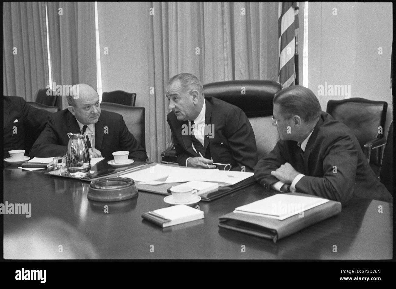 US-Außenminister Dean Rusk (links), Präsident Lyndon Baines Johnson (Mitte) und Verteidigungsminister Robert McNamara (rechts) treffen sich an einem Tisch nach McNamaras Rückkehr aus Südvietnam, Washington, District of Columbia, 21. Juli 1965. Foto von Warren K Leffler/US News und World Report Magazine Photographie Collection Stockfoto