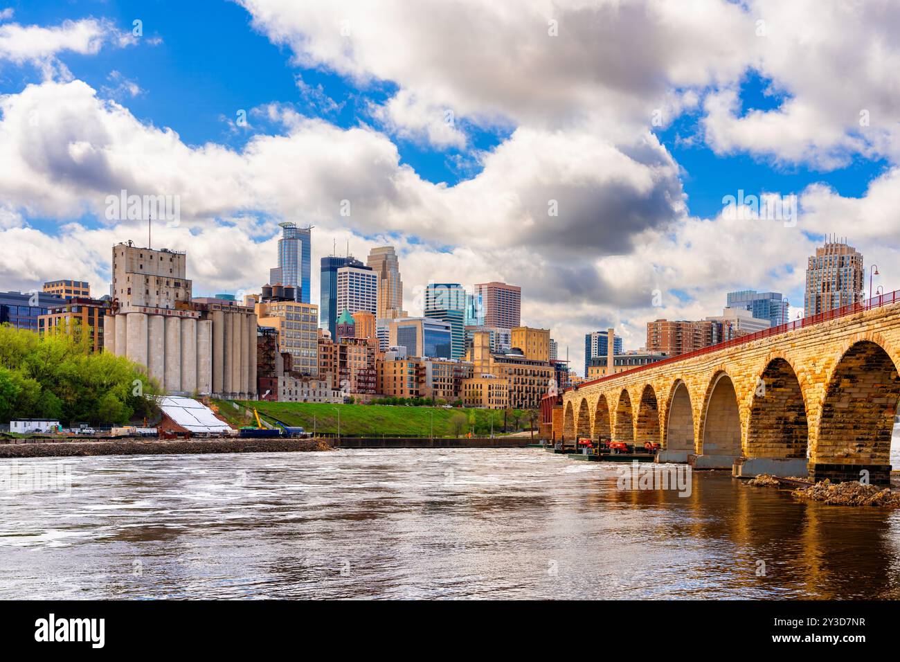 Minneapolis, Minnesota, USA an einem wunderschönen Tag mit der Skyline der Innenstadt am Mississippi River. Stockfoto