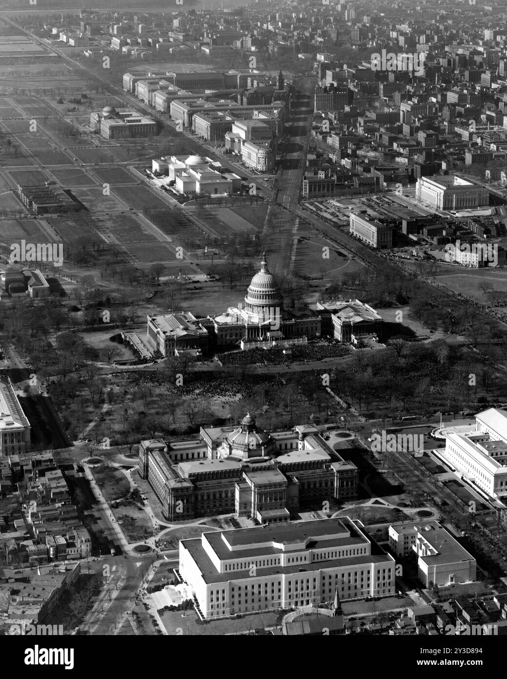 Luftaufnahme von Präsident Franklin D. Roosevelts Amtseinführung im Kapitol der Vereinigten Staaten, Washington, District of Columbia, 20. Januar 1941. Die Aussichtshöfe und die Menschenmenge, die sich für die Zeremonie versammelt haben, sind auf der Nordseite des Kapitols zu sehen. Foto vom United States Army Air Corps Stockfoto