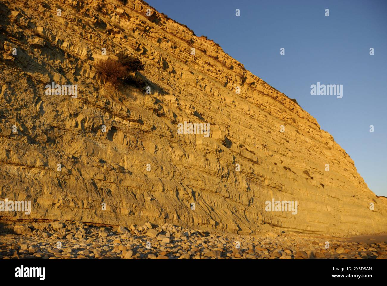 Felsige Küste in Praia de Porto de Mos, Lagos, Algarve, Portugal, Europa Stockfoto