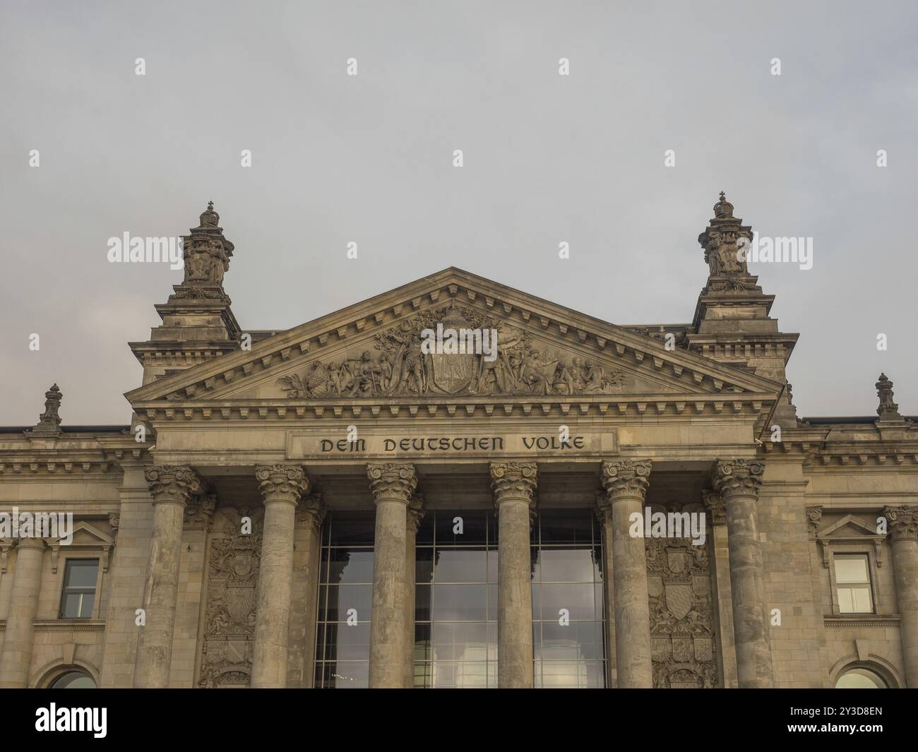 Historische Fassade eines großen Gebäudes mit Säulen und lateinischer Schrift „dem Deutschen Volke“, Berlin, Deutschland, Europa Stockfoto