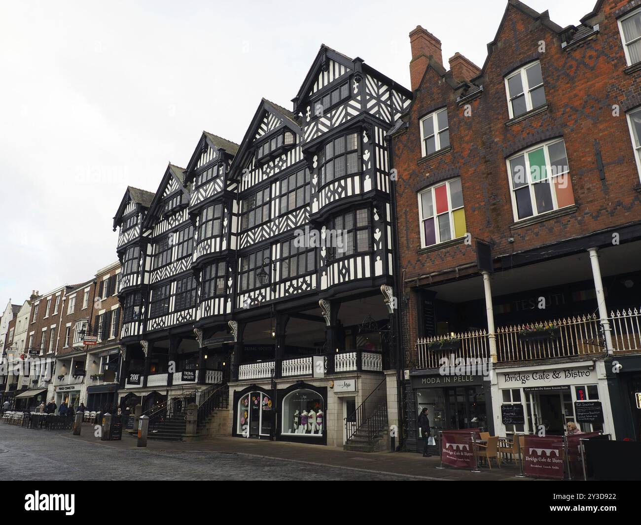 Chester, Cheshire, Vereinigtes Königreich, 20. März 2024 : Menschen gehen vorbei an Geschäften und Bars in der Bridge Street Chester, Europa Stockfoto