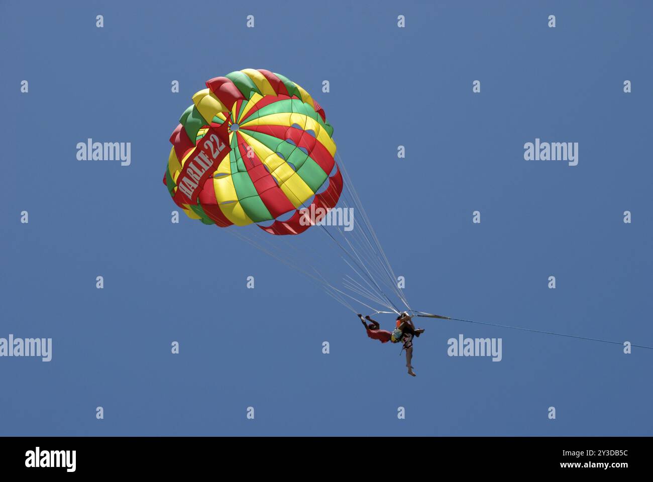 Gleitschirmfliegen am Patong Beach, Phuket, Thailand, Asien Stockfoto