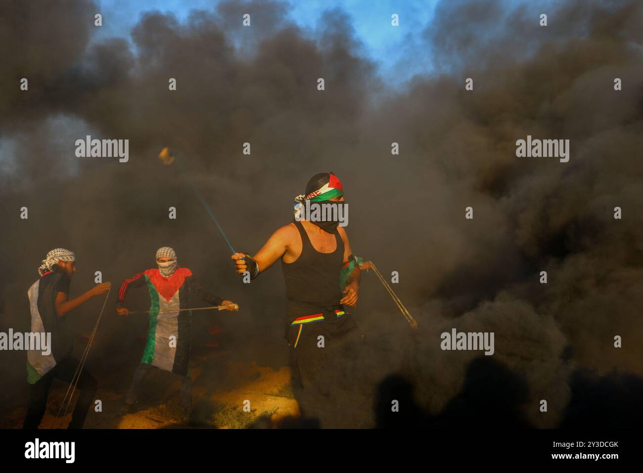 Palästinenser-Demonstranten stoßen auf die Israeli-Armee im Osten von Gaza-Stadt an, um die 26. Große Marsch der Rückkehr am Freitag zu demonstrieren. Nach Angaben des gesundheitsministeriums in Gaza wurde ein palästinensischer Demonstrant erschossen, während Dutzende durch Munition und Tränengas verletzt wurden, die von der Israeli-Armee auf sie geschossen wurden. Die Palästinenser halten ihre Kundgebung an verschiedenen Orten entlang der Grenze zwischen Gaza und Israeli ab. Einige Palästinenser verbrannten Reifen, um die Sichtbarkeit der Israeli-Soldaten zu verringern, und warfen Steine in ihre Richtung. Nach Angaben der Israeli-Armee schicken einige Demonstranten auch Brandballons aus Gaza nach Israel cau Stockfoto