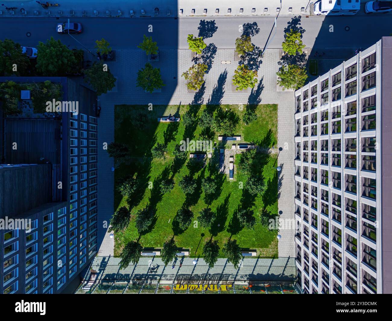 Blick hinunter auf einen kleinen Park zwischen Hochhäusern Stockfoto