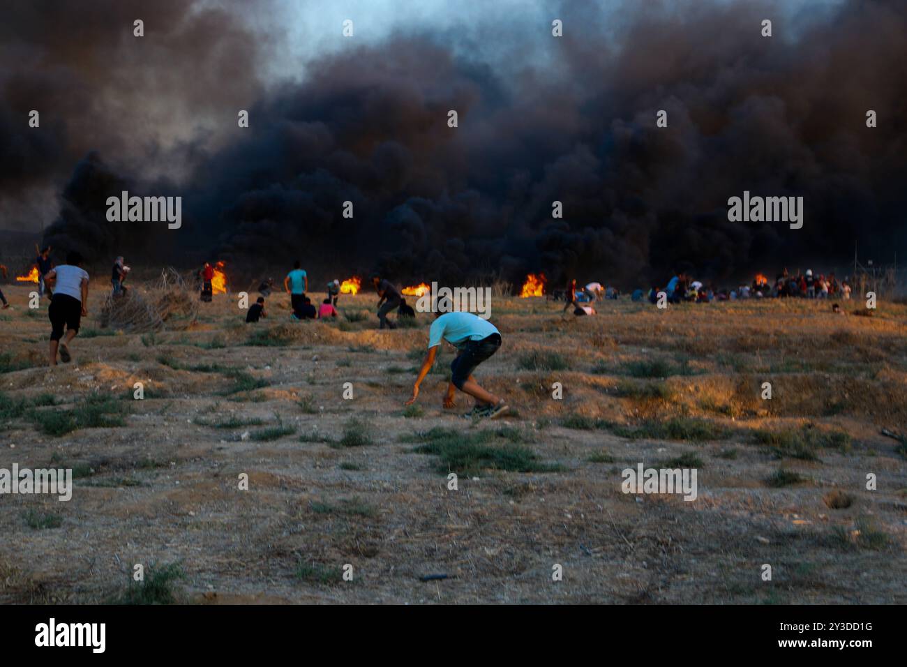 Palästinenser-Demonstranten stoßen auf die Israeli-Armee im Osten von Gaza-Stadt an, um die 26. Große Marsch der Rückkehr am Freitag zu demonstrieren. Nach Angaben des gesundheitsministeriums in Gaza wurde ein palästinensischer Demonstrant erschossen, während Dutzende durch Munition und Tränengas verletzt wurden, die von der Israeli-Armee auf sie geschossen wurden. Die Palästinenser halten ihre Kundgebung an verschiedenen Orten entlang der Grenze zwischen Gaza und Israeli ab. Einige Palästinenser verbrannten Reifen, um die Sichtbarkeit der Israeli-Soldaten zu verringern, und warfen Steine in ihre Richtung. Nach Angaben der Israeli-Armee schicken einige Demonstranten auch Brandballons aus Gaza nach Israel cau Stockfoto