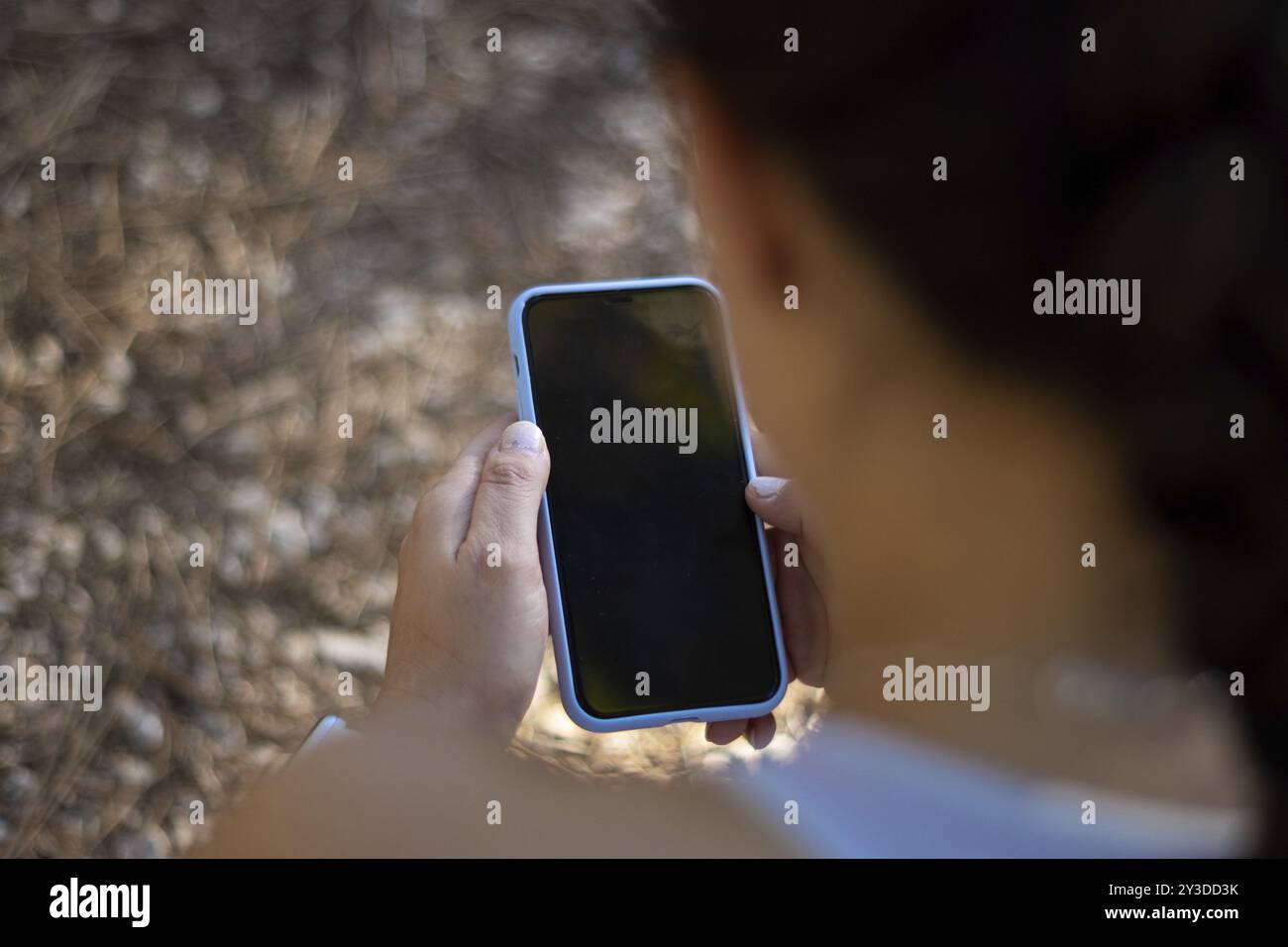 Detailaufnahme einer jungen Sportfrau, die das Handy benutzt Stockfoto