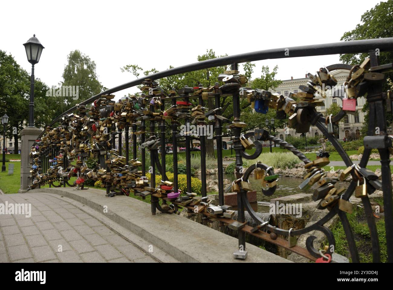 Vorhängeschlösser auf der Brücke der Liebe, Riga, Lettland, Europa Stockfoto