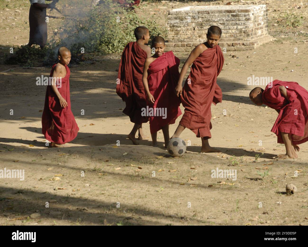 Junge Mönche spielen Fußball in Bagan, Myanmar, Asien Stockfoto