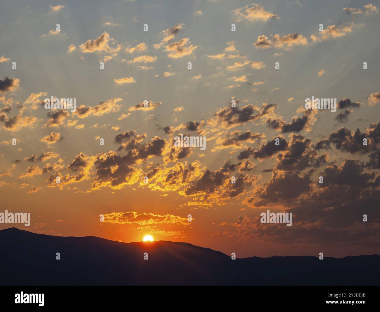 Bewölkte Stimmung, Sonnenaufgang über der Makarska Riviera, in der Nähe von Dubrovnik, Dalmatien, Kroatien, Europa Stockfoto