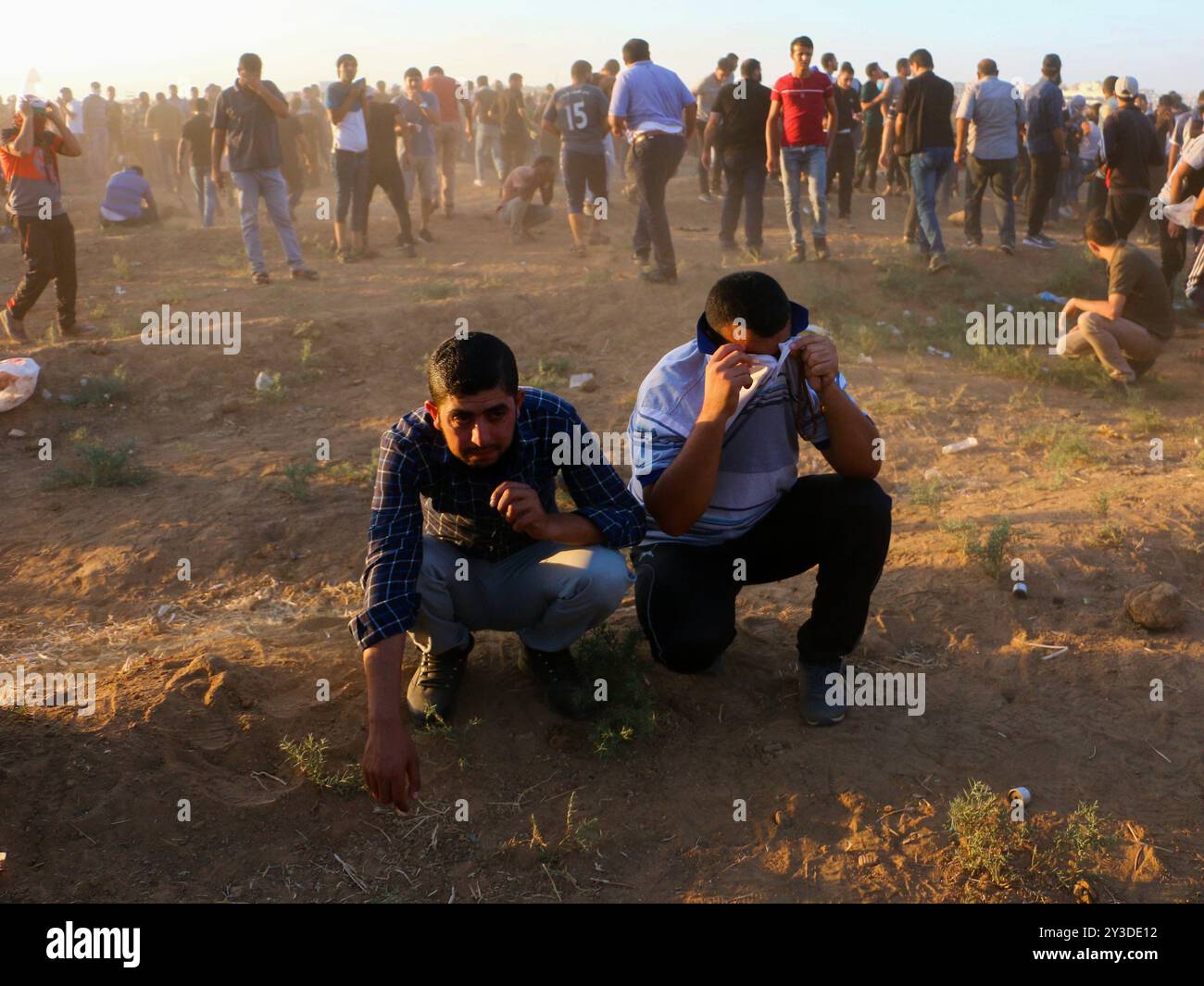 Palästinenser-Demonstranten stoßen auf die Israeli-Armee im Osten von Gaza-Stadt an, um die 26. Große Marsch der Rückkehr am Freitag zu demonstrieren. Nach Angaben des gesundheitsministeriums in Gaza wurde ein palästinensischer Demonstrant erschossen, während Dutzende durch Munition und Tränengas verletzt wurden, die von der Israeli-Armee auf sie geschossen wurden. Die Palästinenser halten ihre Kundgebung an verschiedenen Orten entlang der Grenze zwischen Gaza und Israeli ab. Einige Palästinenser verbrannten Reifen, um die Sichtbarkeit der Israeli-Soldaten zu verringern, und warfen Steine in ihre Richtung. Nach Angaben der Israeli-Armee schicken einige Demonstranten auch Brandballons aus Gaza nach Israel cau Stockfoto