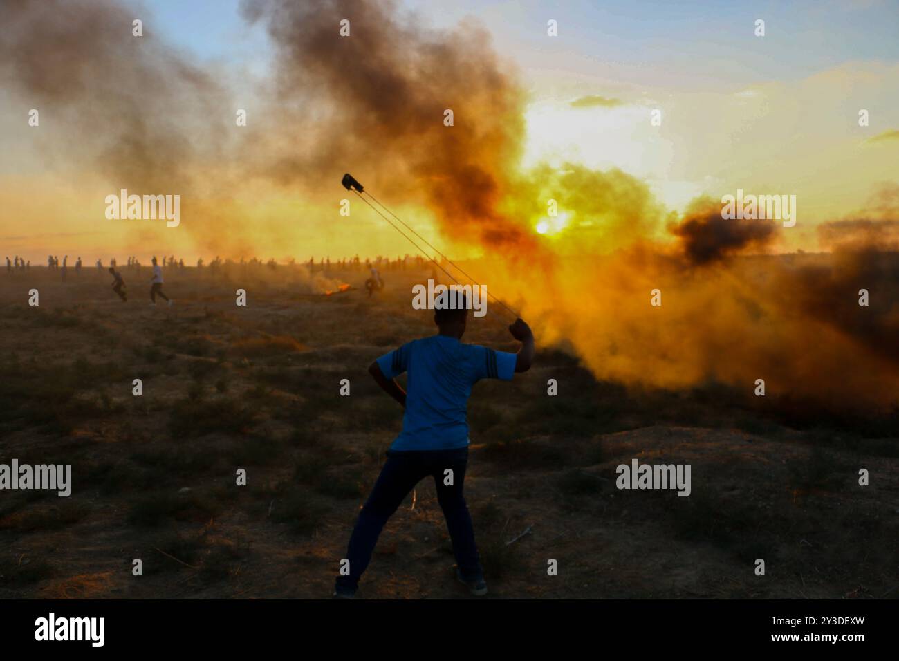 Palästinenser-Demonstranten stoßen auf die Israeli-Armee im Osten von Gaza-Stadt an, um die 26. Große Marsch der Rückkehr am Freitag zu demonstrieren. Nach Angaben des gesundheitsministeriums in Gaza wurde ein palästinensischer Demonstrant erschossen, während Dutzende durch Munition und Tränengas verletzt wurden, die von der Israeli-Armee auf sie geschossen wurden. Die Palästinenser halten ihre Kundgebung an verschiedenen Orten entlang der Grenze zwischen Gaza und Israeli ab. Einige Palästinenser verbrannten Reifen, um die Sichtbarkeit der Israeli-Soldaten zu verringern, und warfen Steine in ihre Richtung. Nach Angaben der Israeli-Armee schicken einige Demonstranten auch Brandballons aus Gaza nach Israel cau Stockfoto